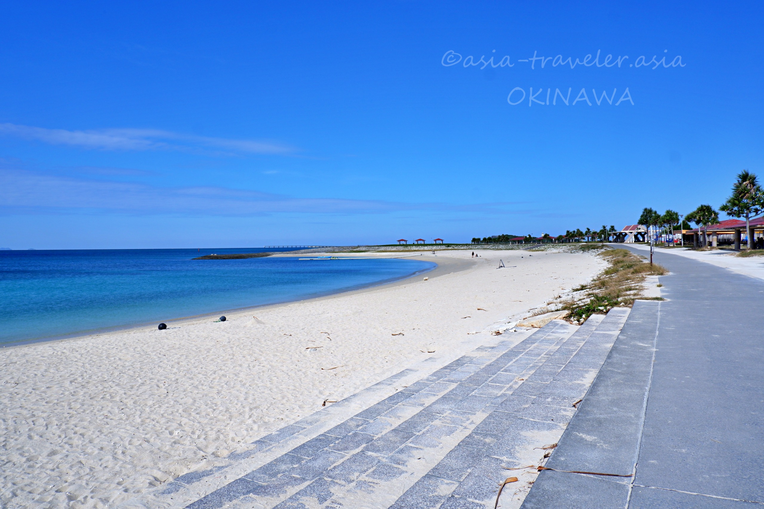 豊崎海浜公園の白砂ビーチと青い海