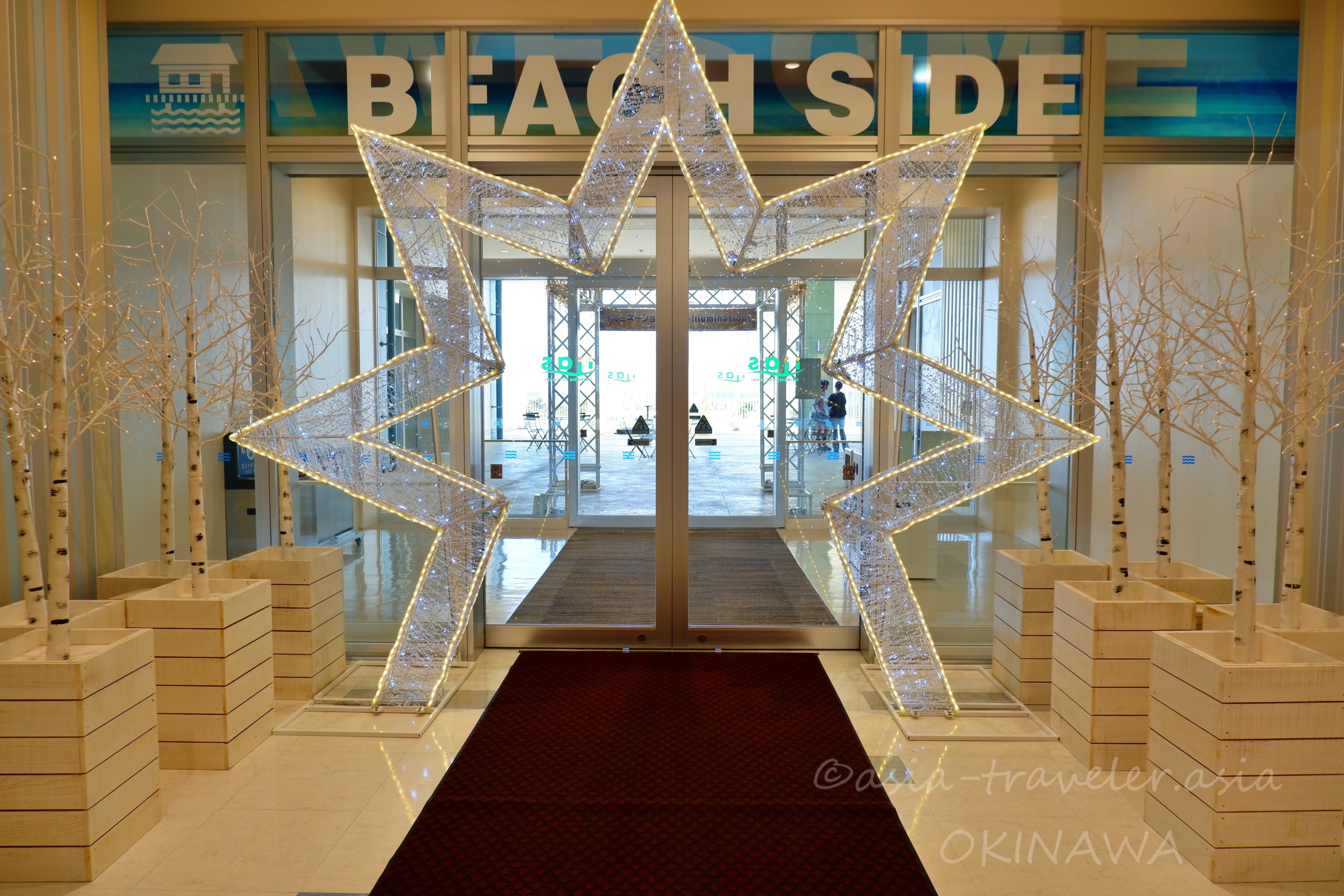 イーアス沖縄豊崎ビーチサイド入口のクリスマスイルミネーション装飾