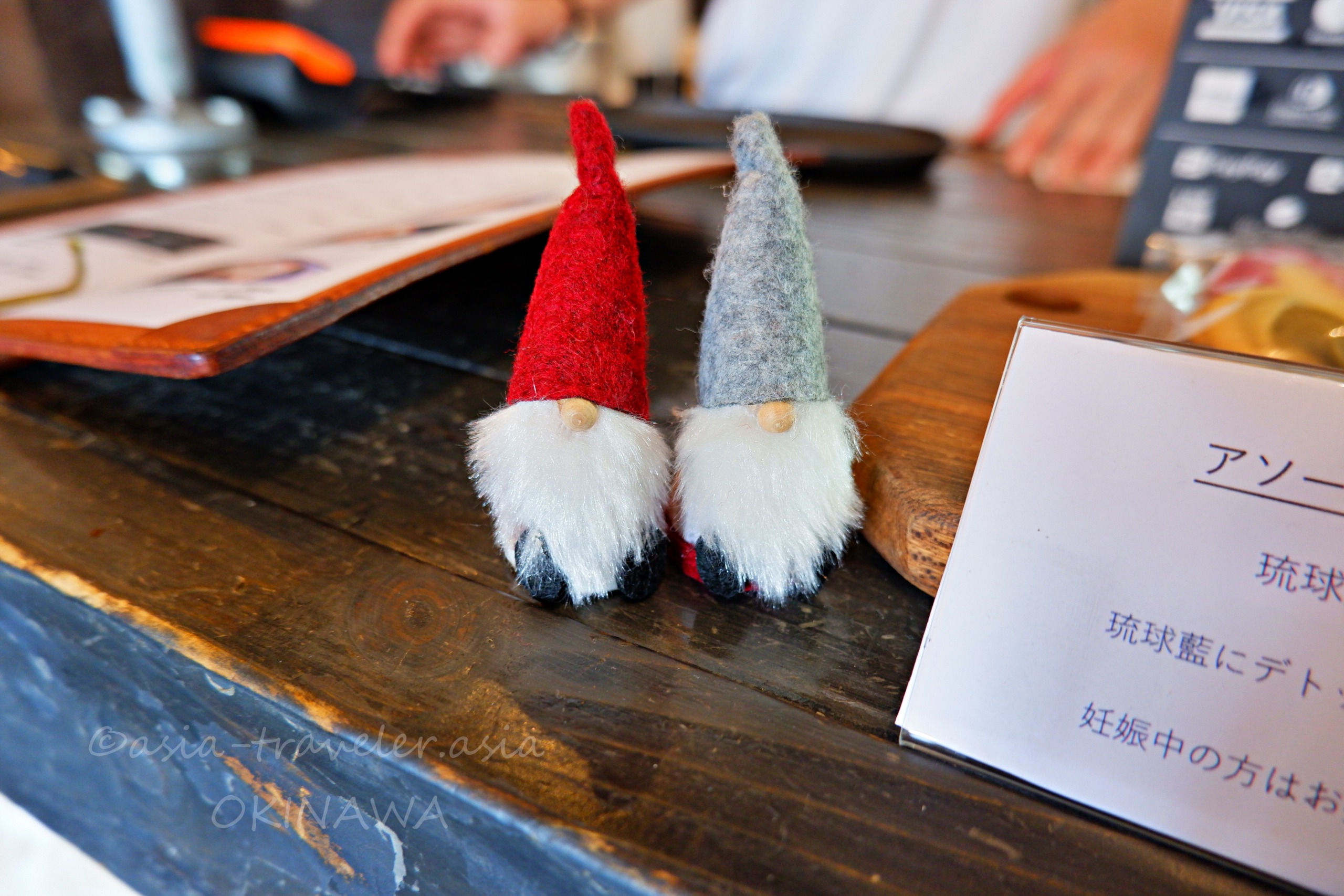 カウンターに飾られた赤と灰色の帽子のトムテ人形2体