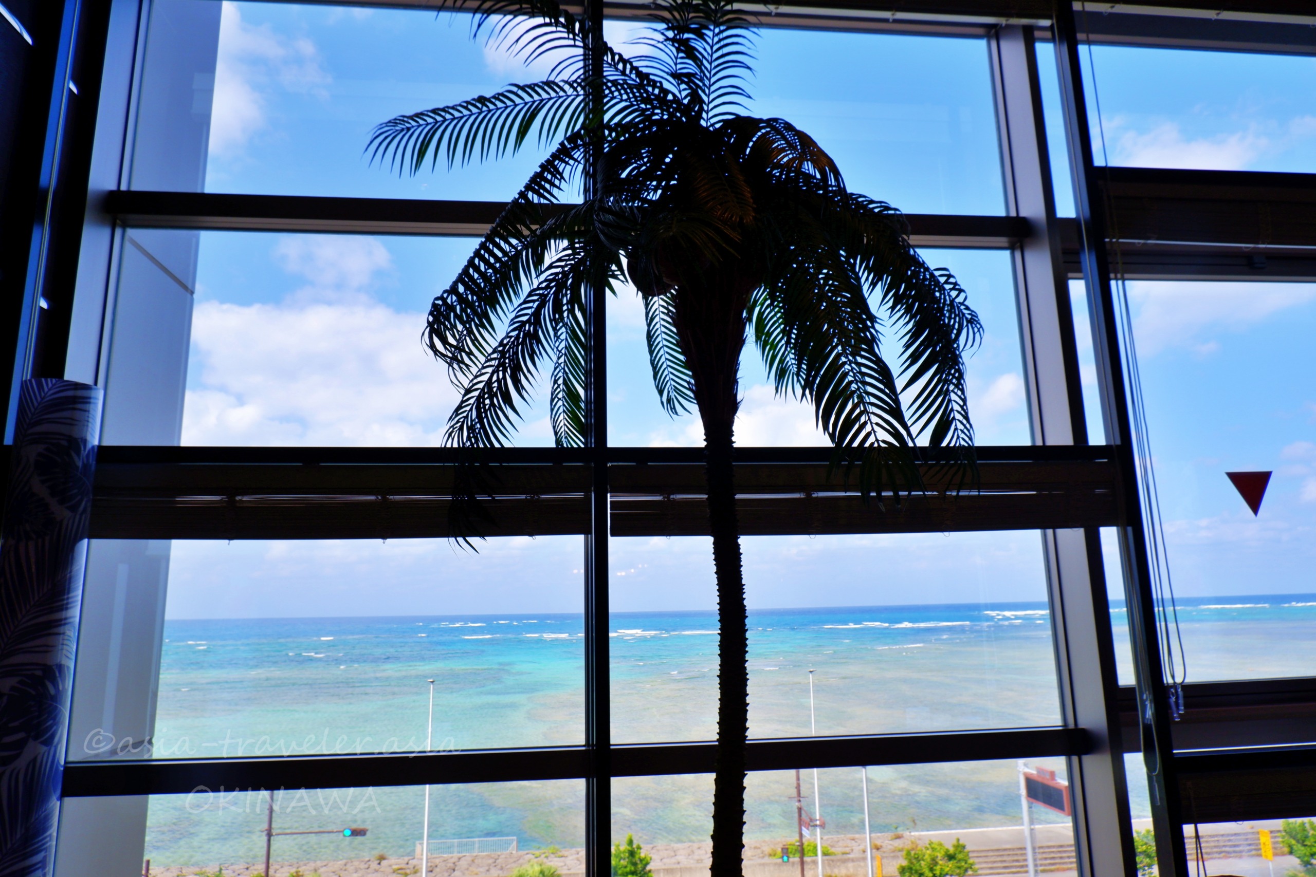 叙々苑浦添パルコシティ店の窓越しに広がる沖縄の青い海