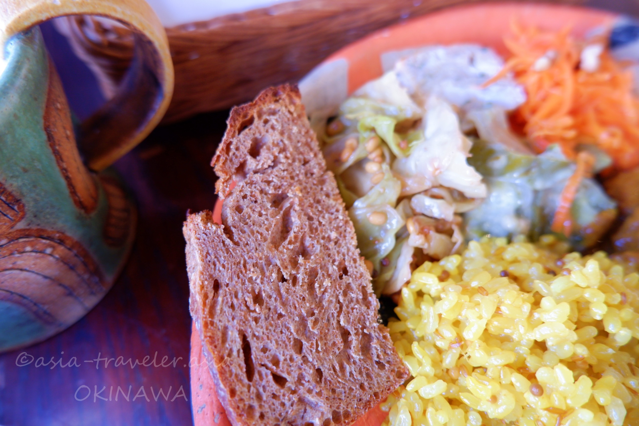 たそかれ珈琲の自家製パンとレモンライスのカレープレート