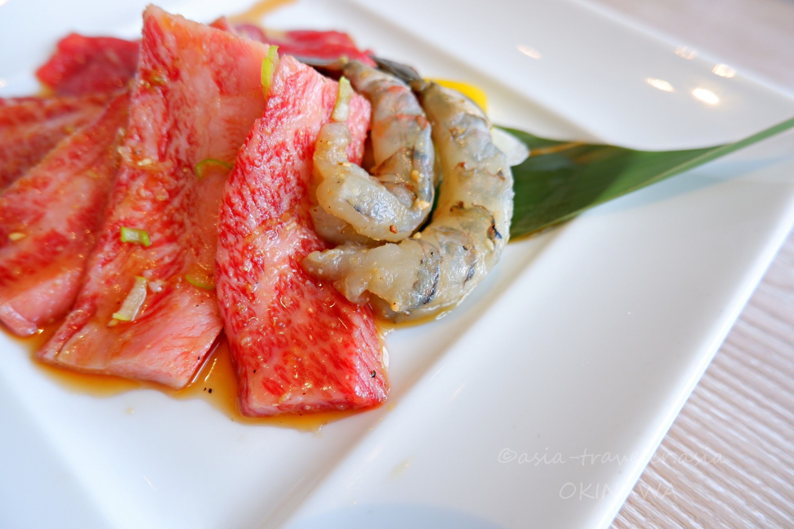 叙々苑浦添店のカルビ・ロース・海老のミックスランチ盛り付け