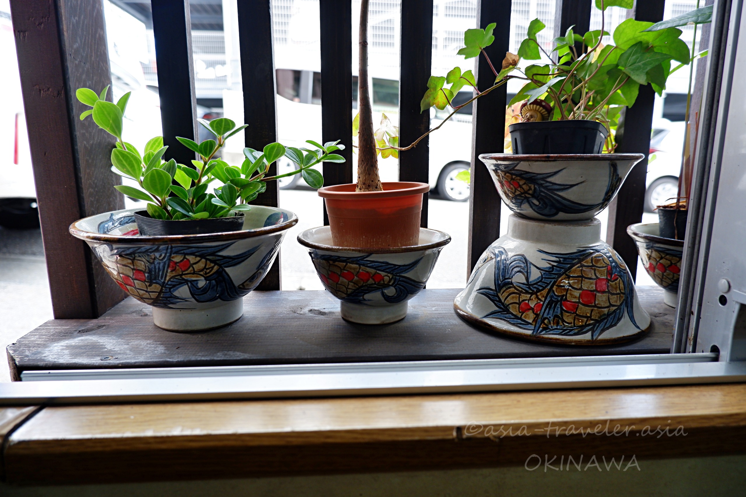 沖縄陶器の器を植木鉢にした窓辺のディスプレイ