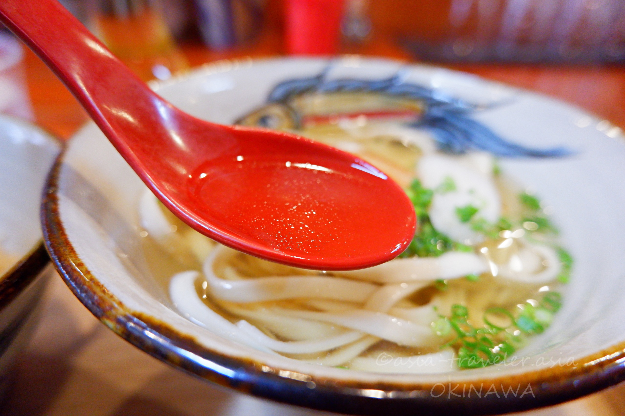 とらやの沖縄そば小・平麺と赤いレンゲ