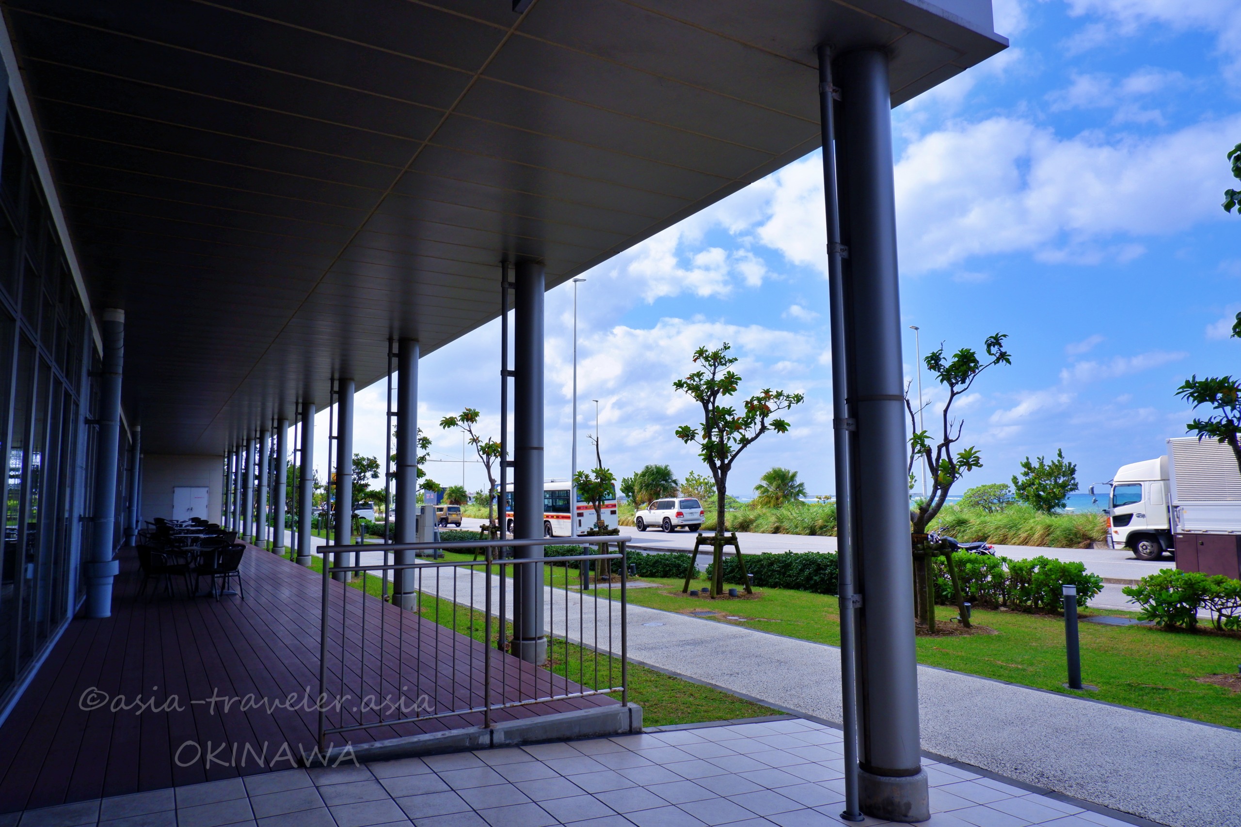 浦添パルコシティ外観と青空・トラックが見える駐車場