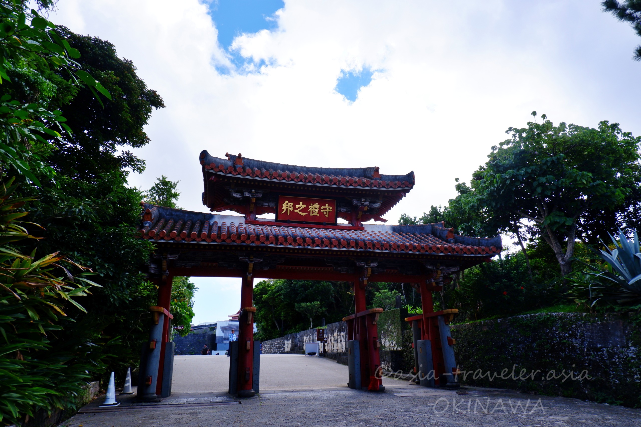 首里城近くの守礼門・赤い琉球瓦の門
