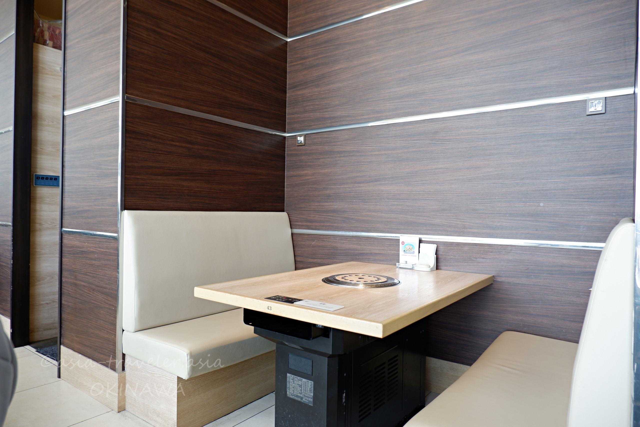 叙々苑浦添パルコシティ店の木目調ボックス席と卓上コンロ