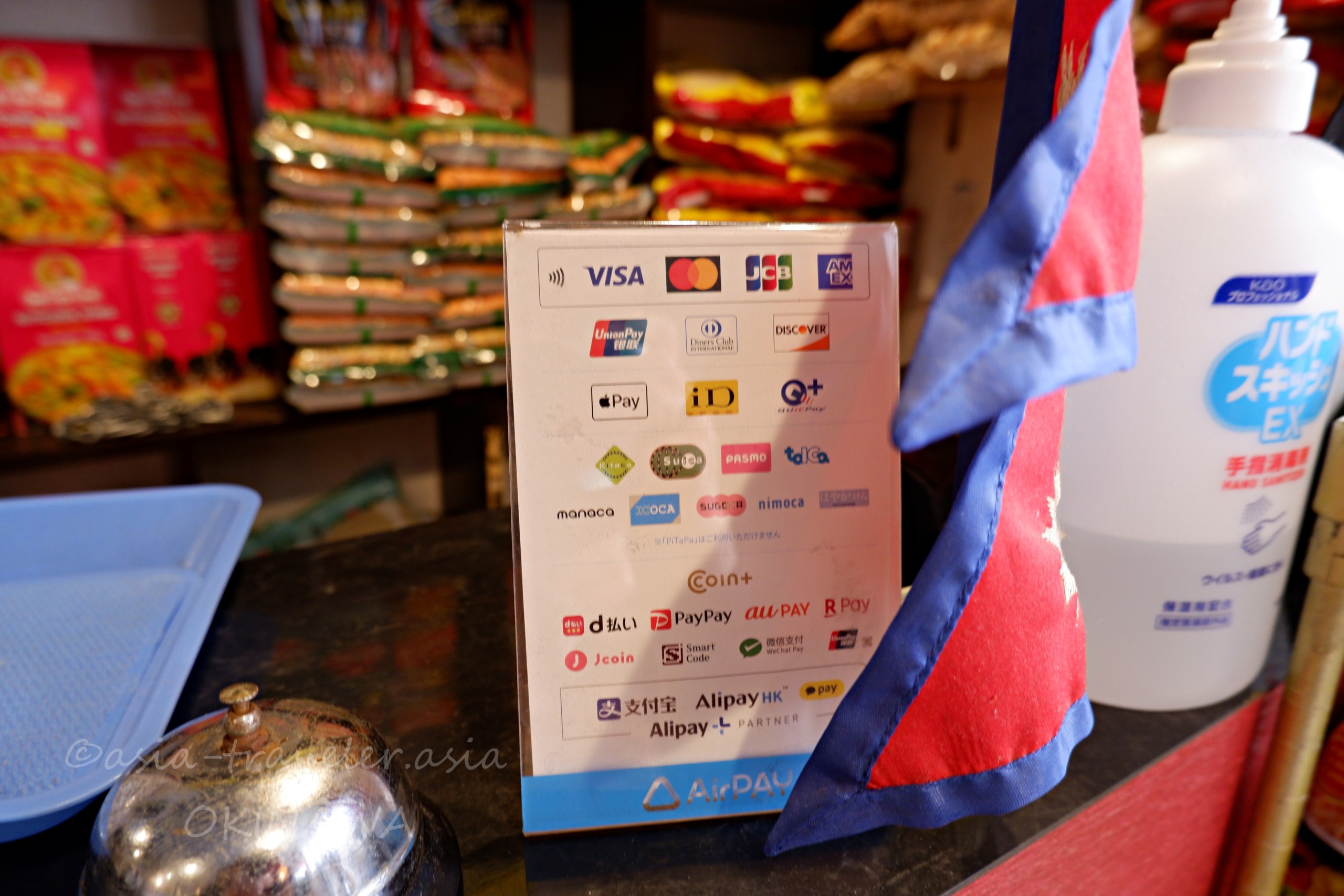 レジカウンターに置かれたVISA・PayPay・Alipay等対応の決済方法一覧表示