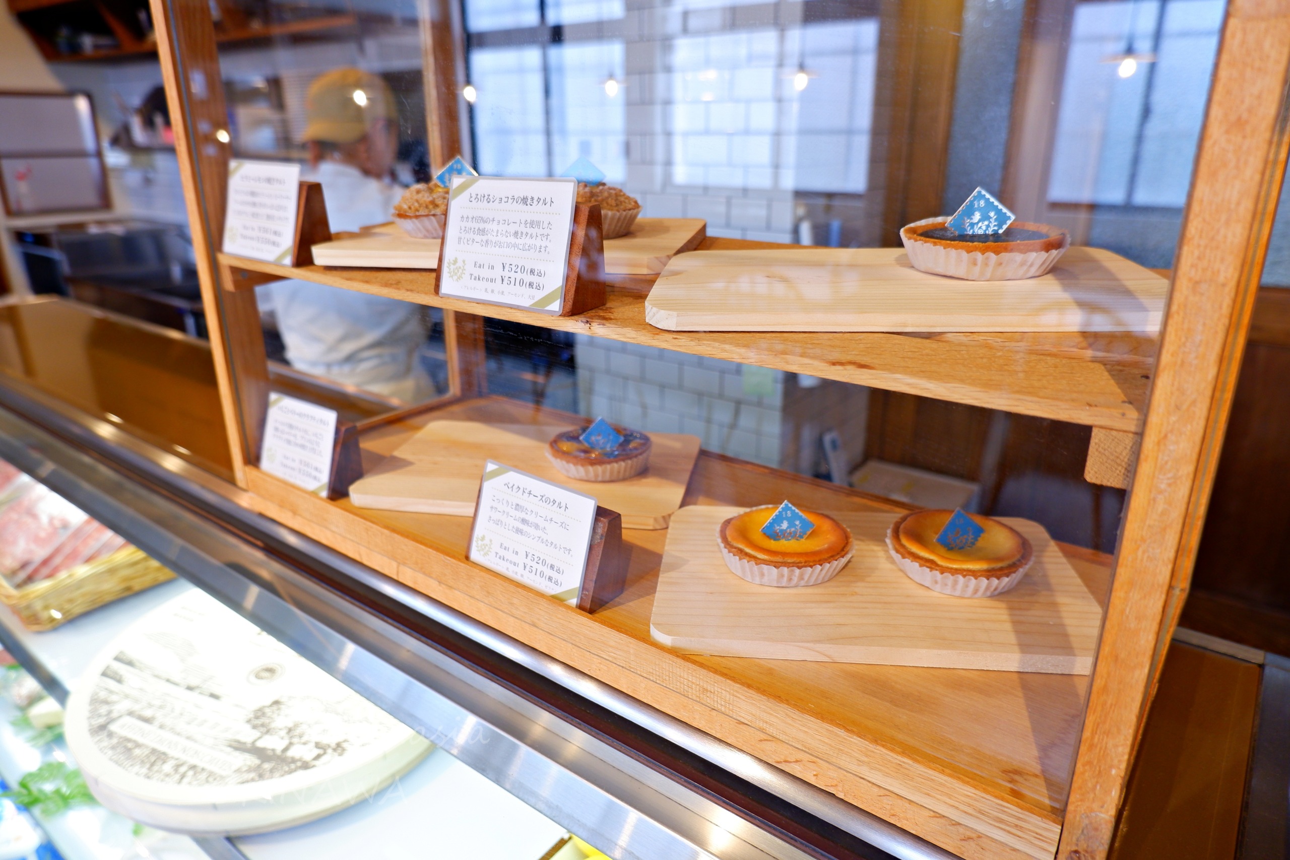 オハコルテベーカリーのショーケースに並ぶタルト4種