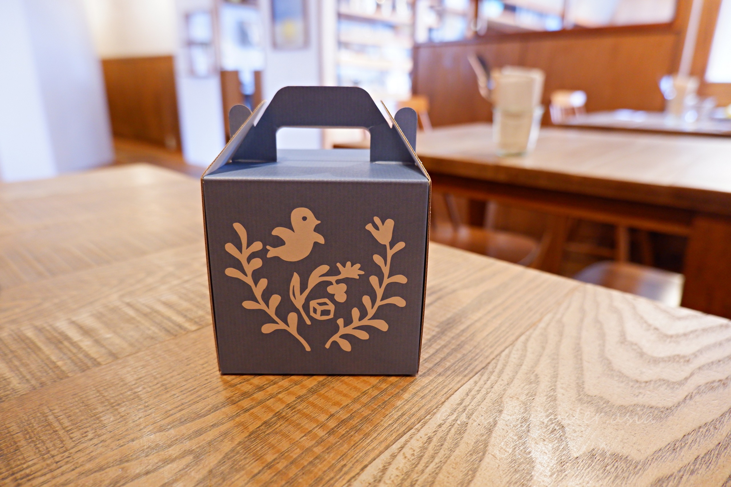 オハコルテベーカリーのテイクアウト用紺色ボックス