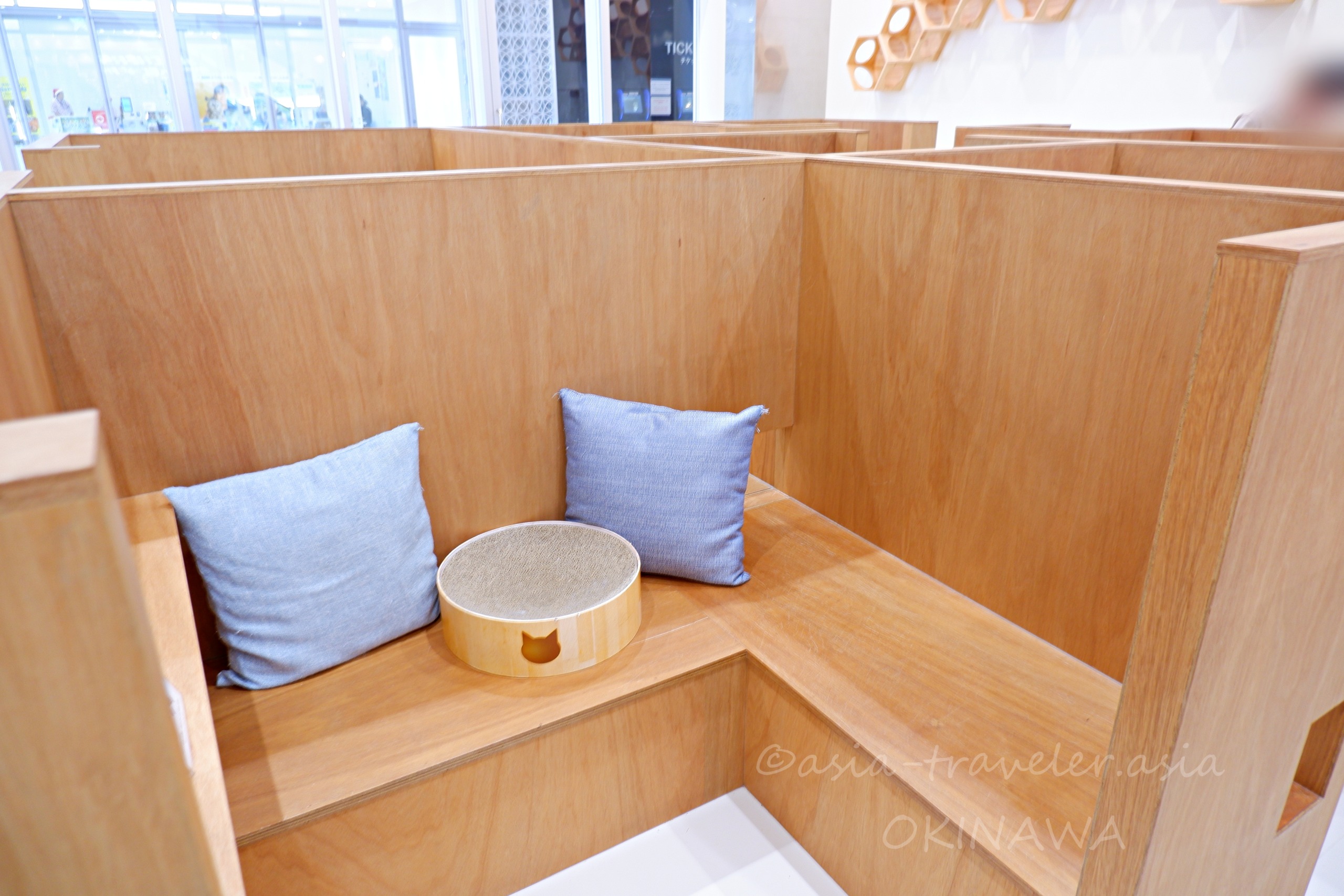 Cat Cafe MOFF豊崎店の木製ボックス席とキャットグッズ