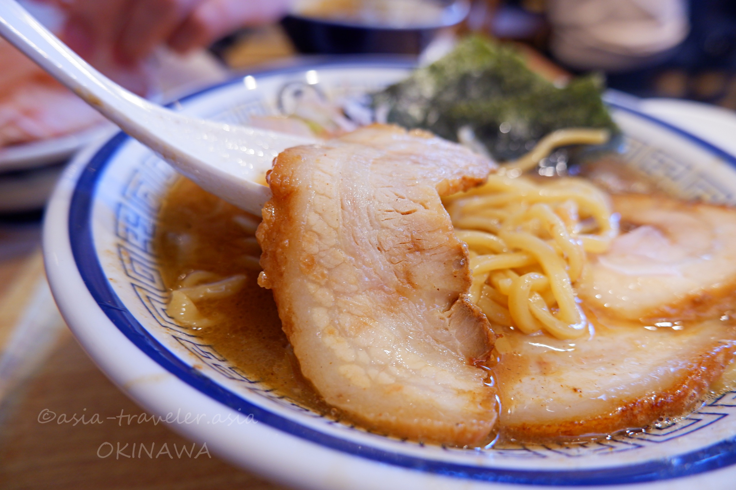 玉の濃厚魚介らーめんに乗った厚切りチャーシュー