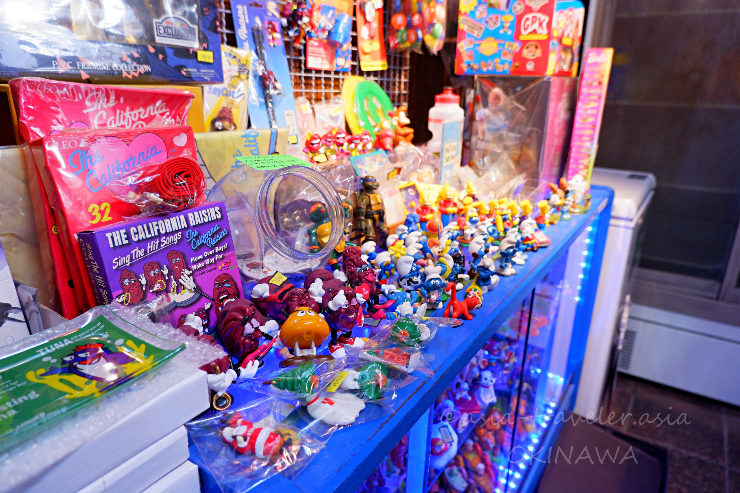 山城まんじゅう併設のToys-Aアメトイフィギュア陳列棚