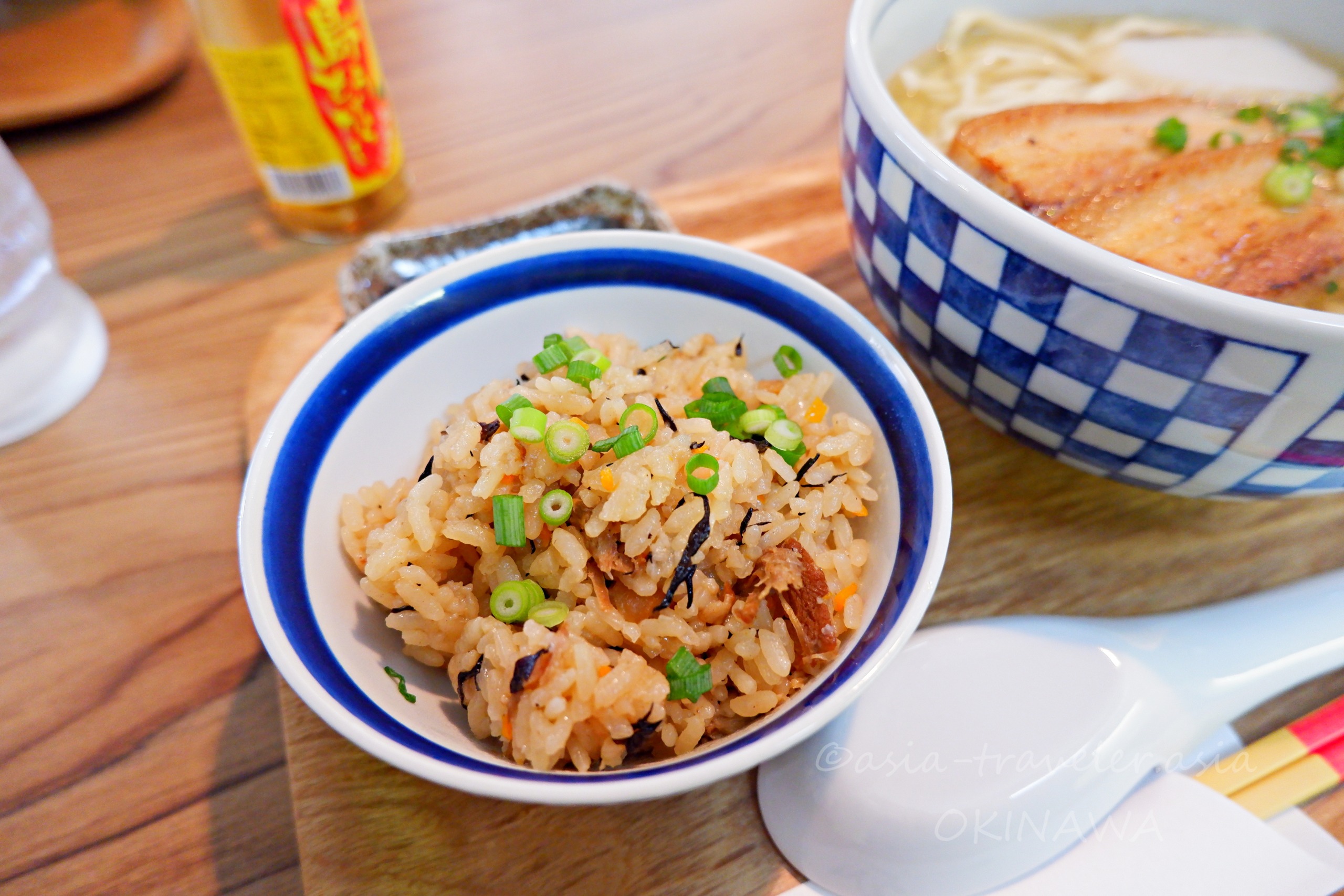沖縄の炊き込みご飯ジューシーとそばのセット