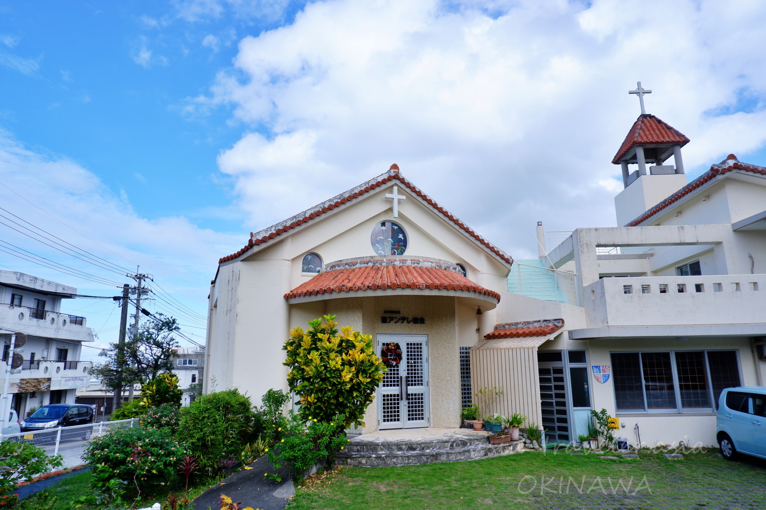 首里の街並みに佇む赤瓦屋根のアンデレ教会