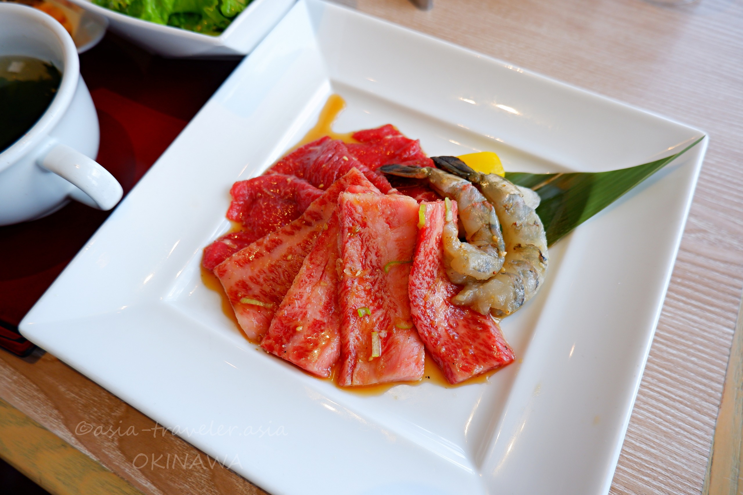 叙々苑浦添店のカルビ・ロース・エビのミックスランチ盛り