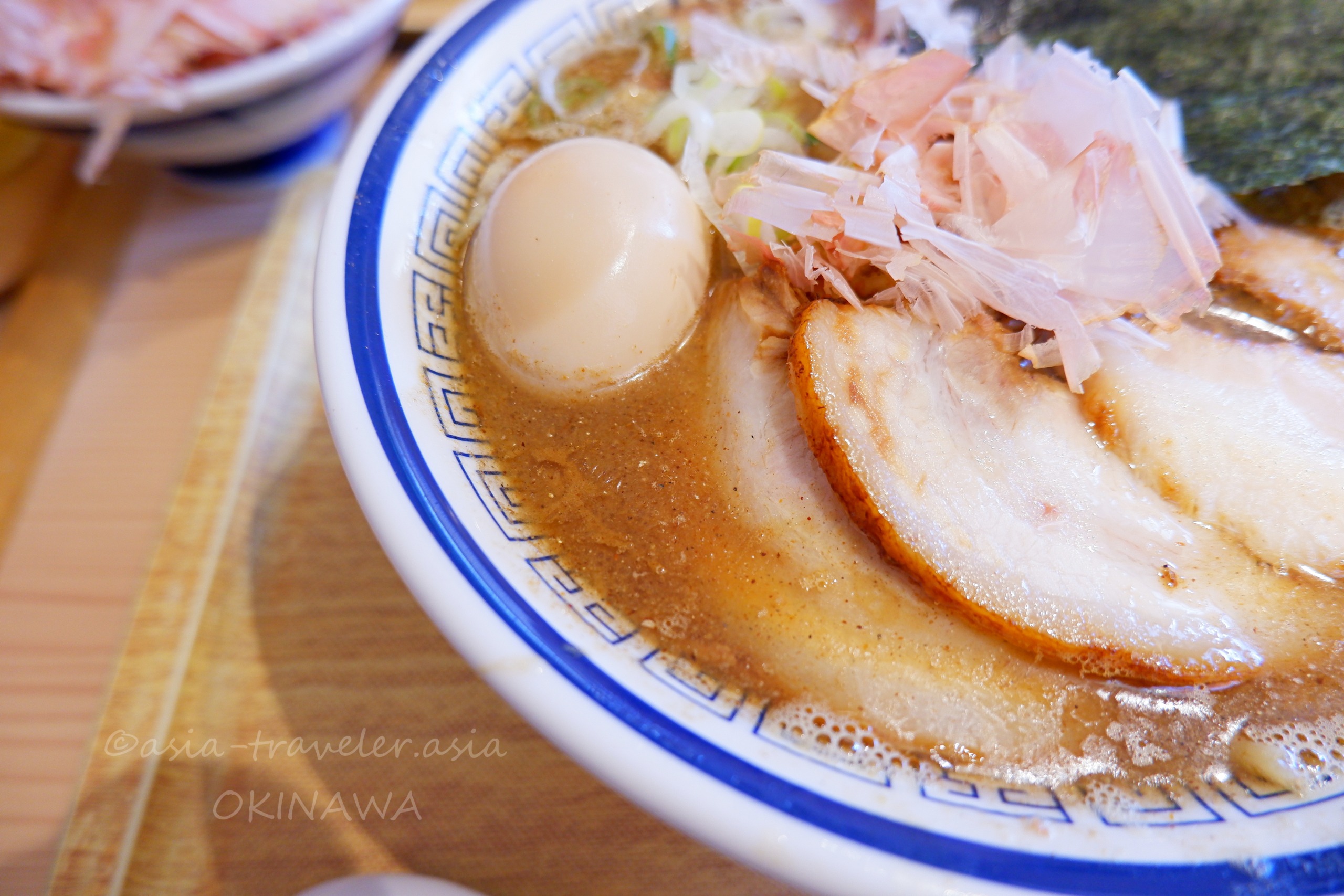 玉の濃厚魚介らーめん・チャーシューと味玉のアップ