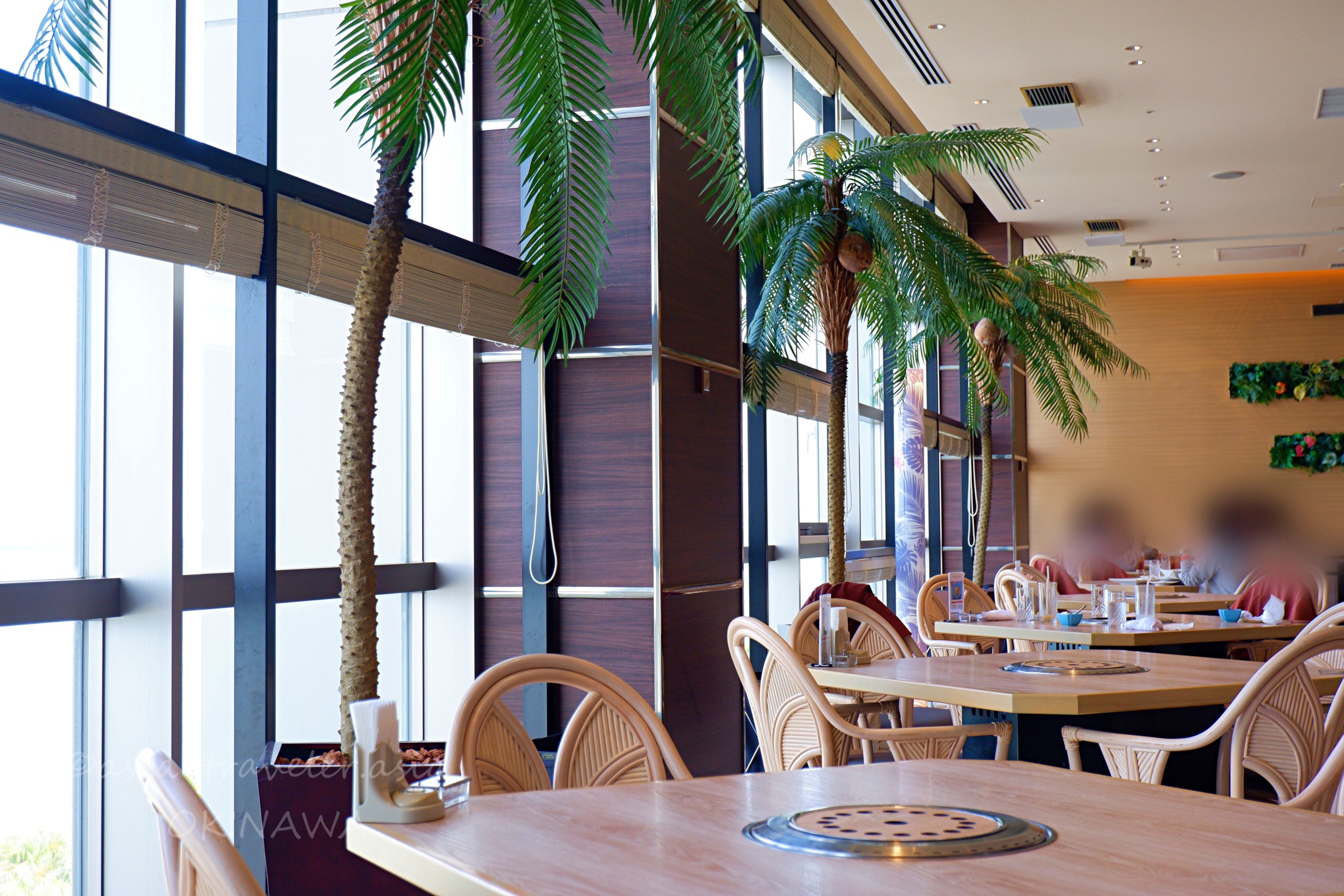 ヤシの木が映える叙々苑浦添パルコシティ店の明るい店内