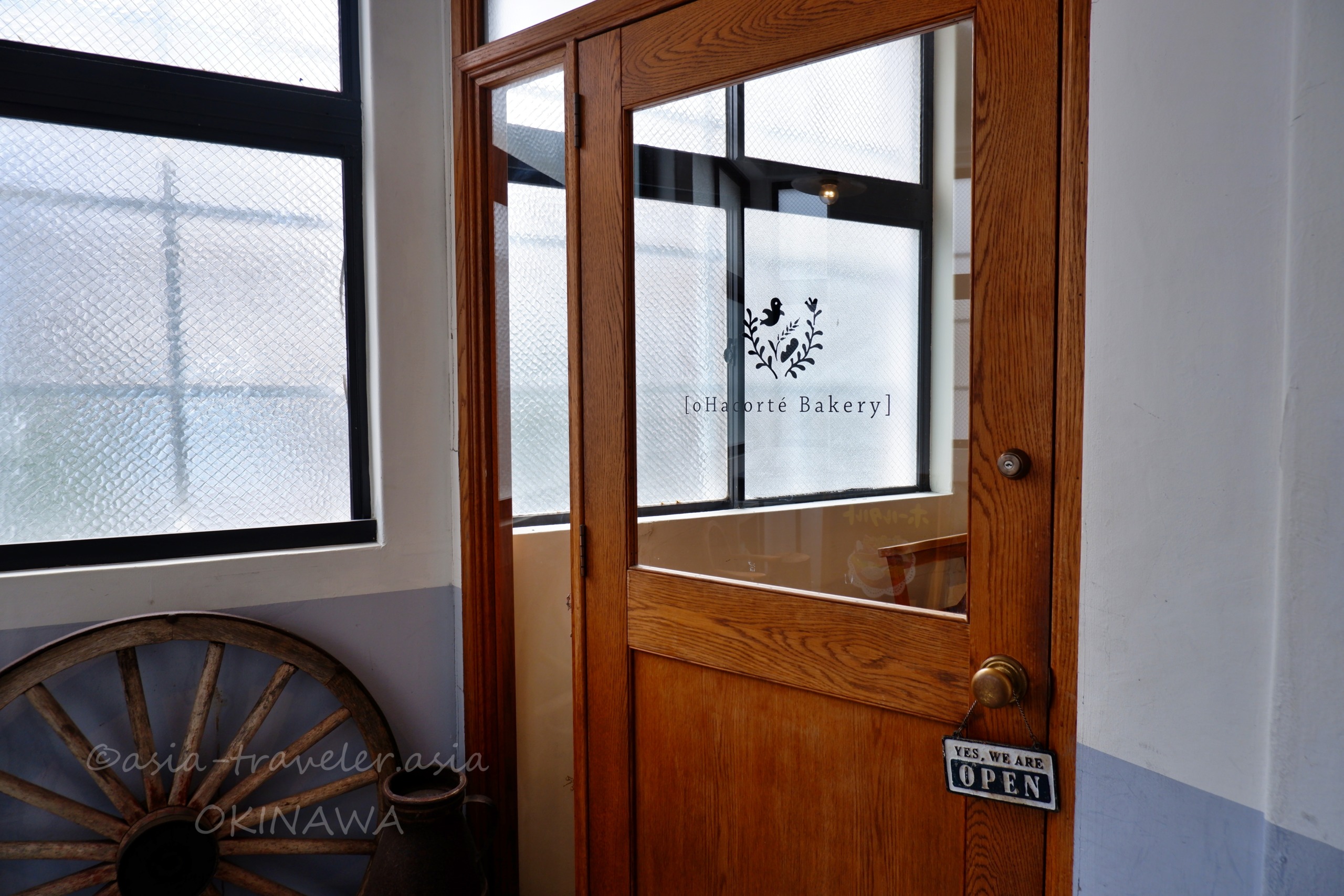 oHacorté Bakeryの木製ドアとOPENサイン
