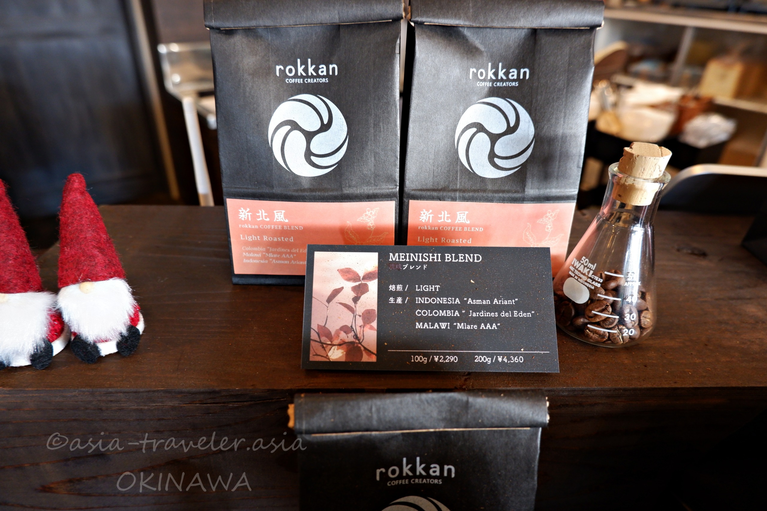 rokkan COFFEE新北風ブレンドの豆袋とMEINISHI BLENDのメニュー表