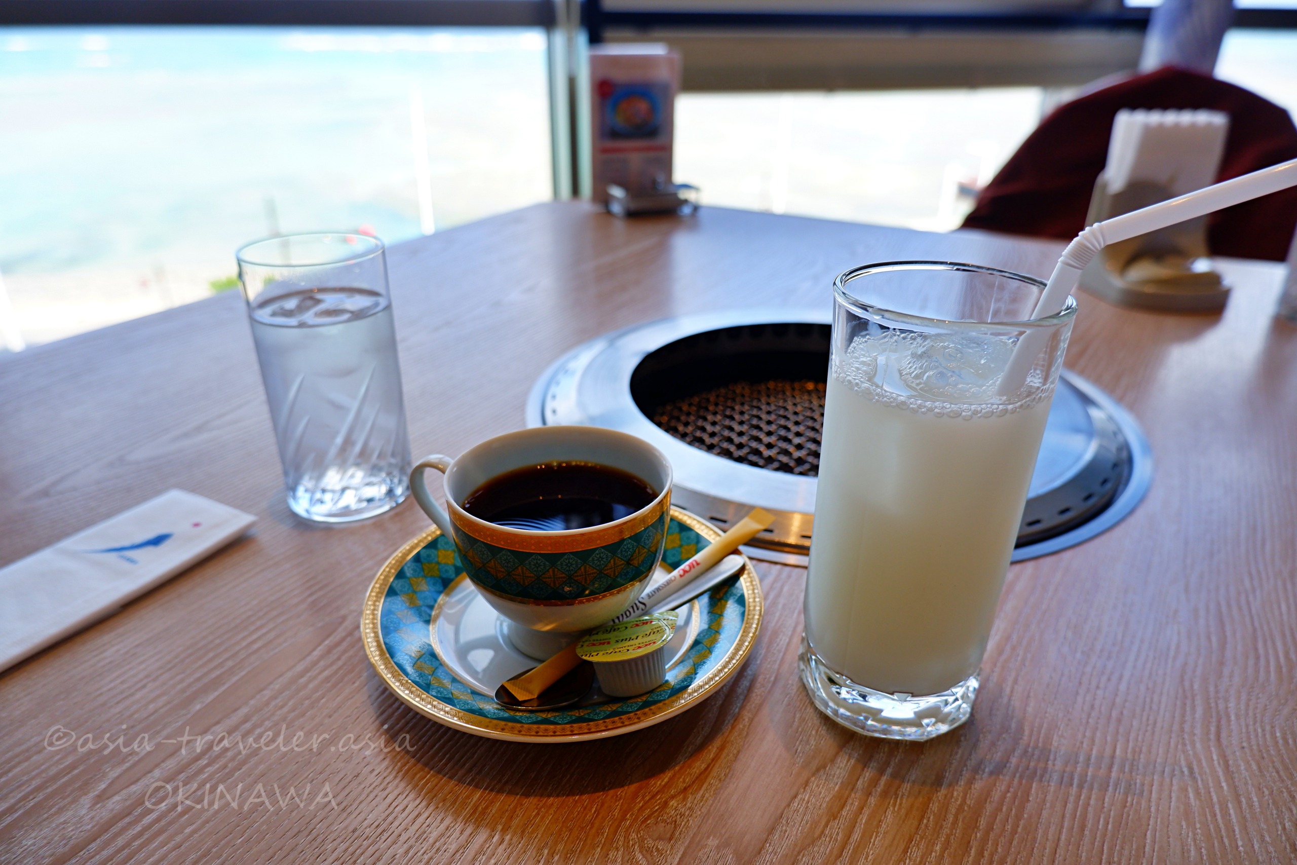 叙々苑浦添店ランチのコーヒーとカルピス、海景色を背景に