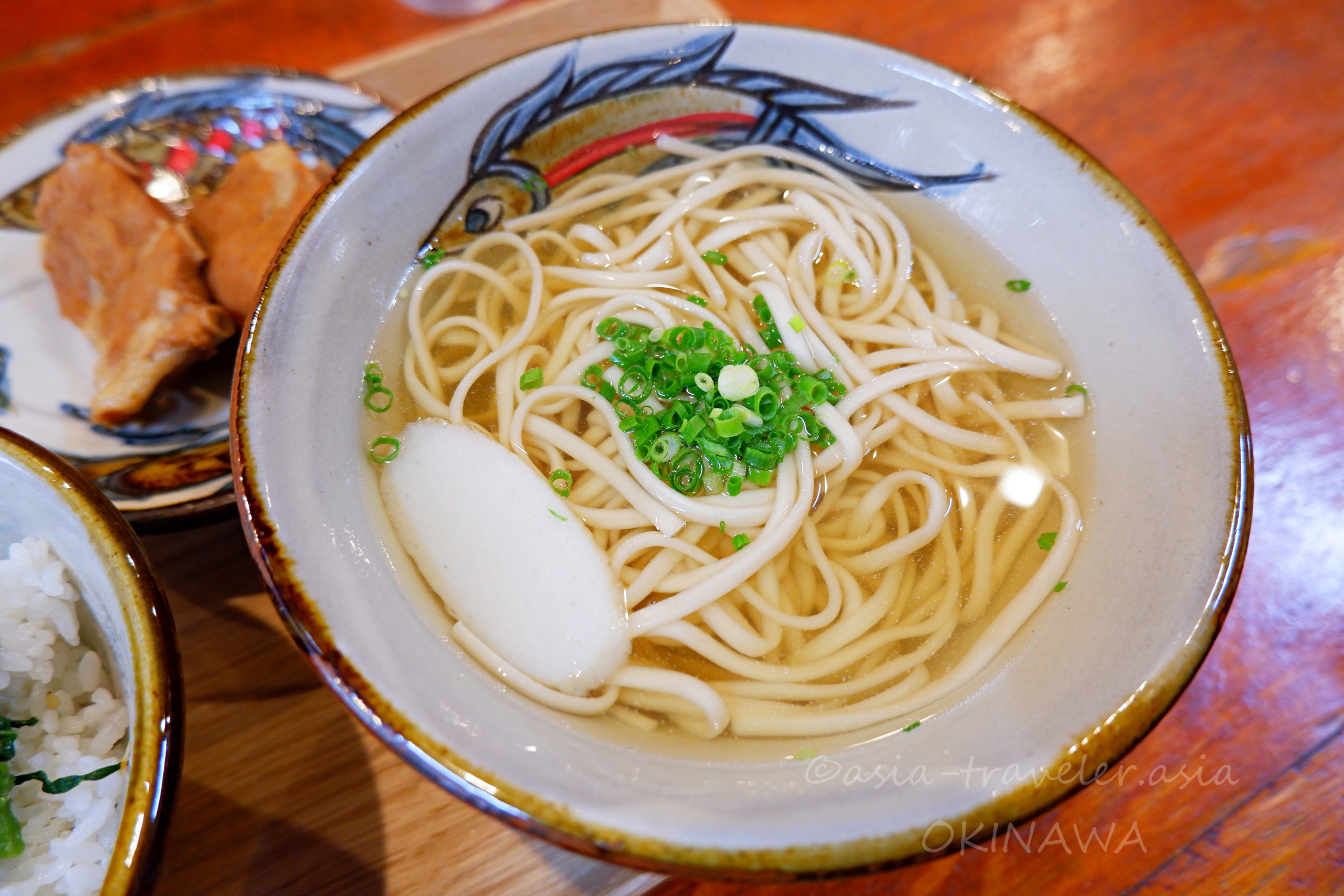 とらやの本ソーキそば小・細麺と澄んだスープ