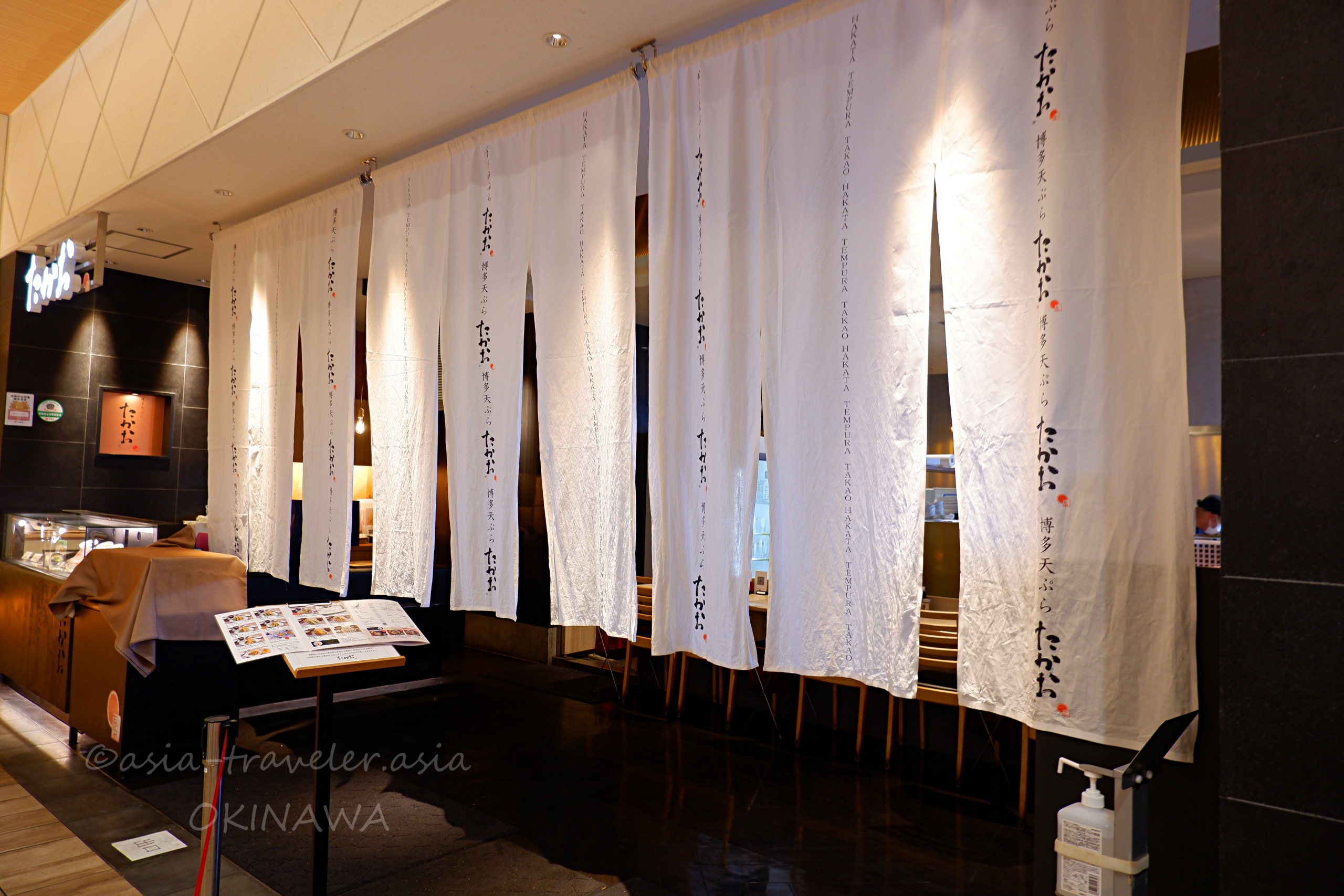 博多天ぷら「たかお」の白い暖簾が並ぶ店頭