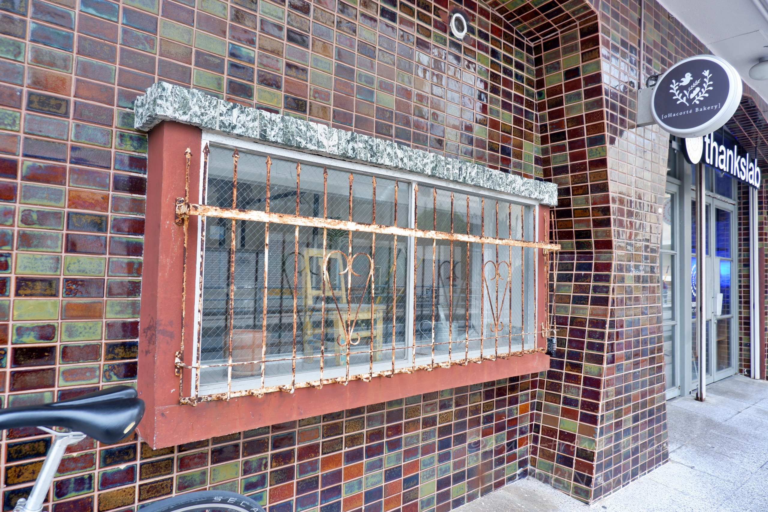 カラータイル外壁が印象的なオハコルテベーカリー泉崎店の外観