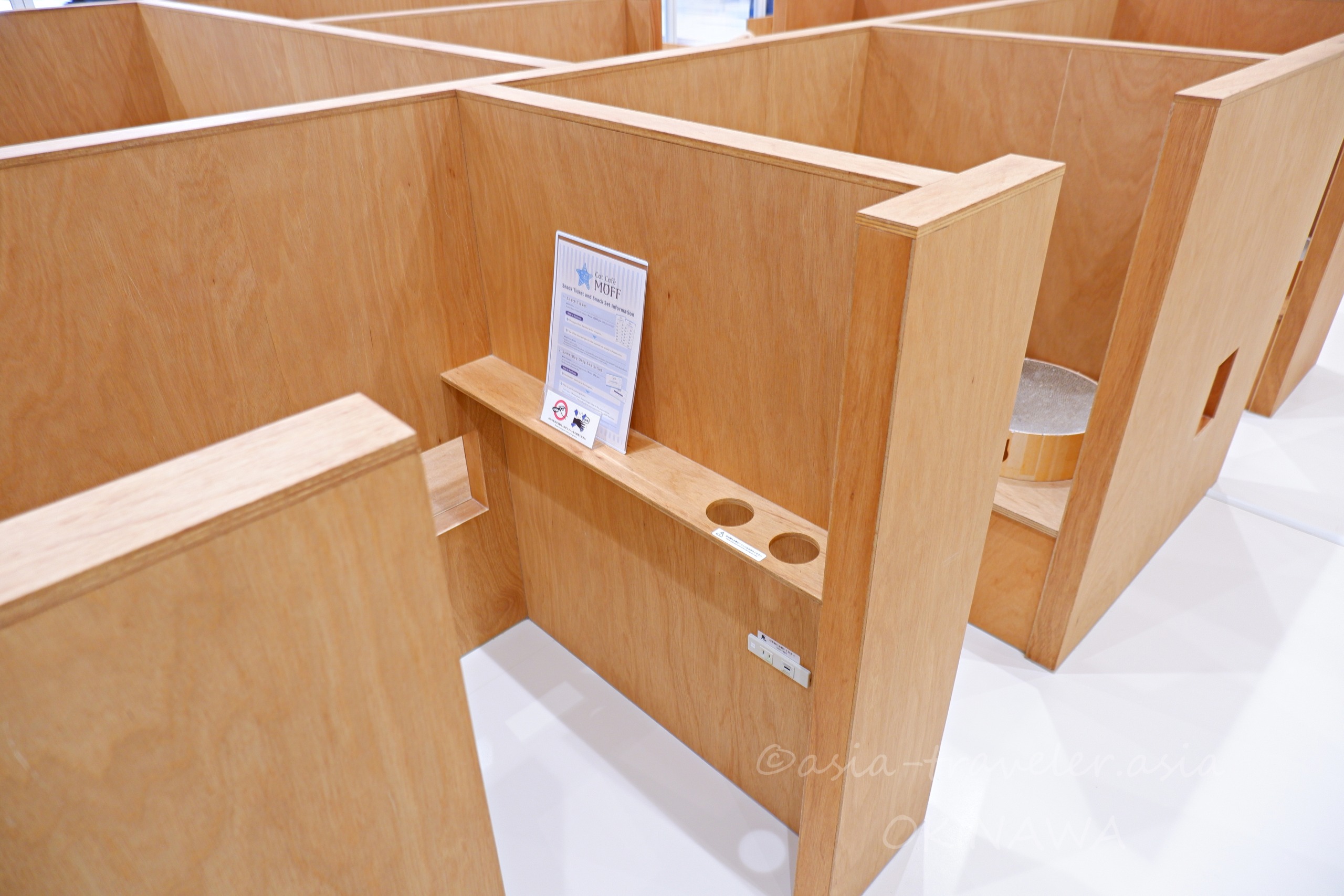 Cat Cafe MOFF豊崎店の木製仕切り個室スペース