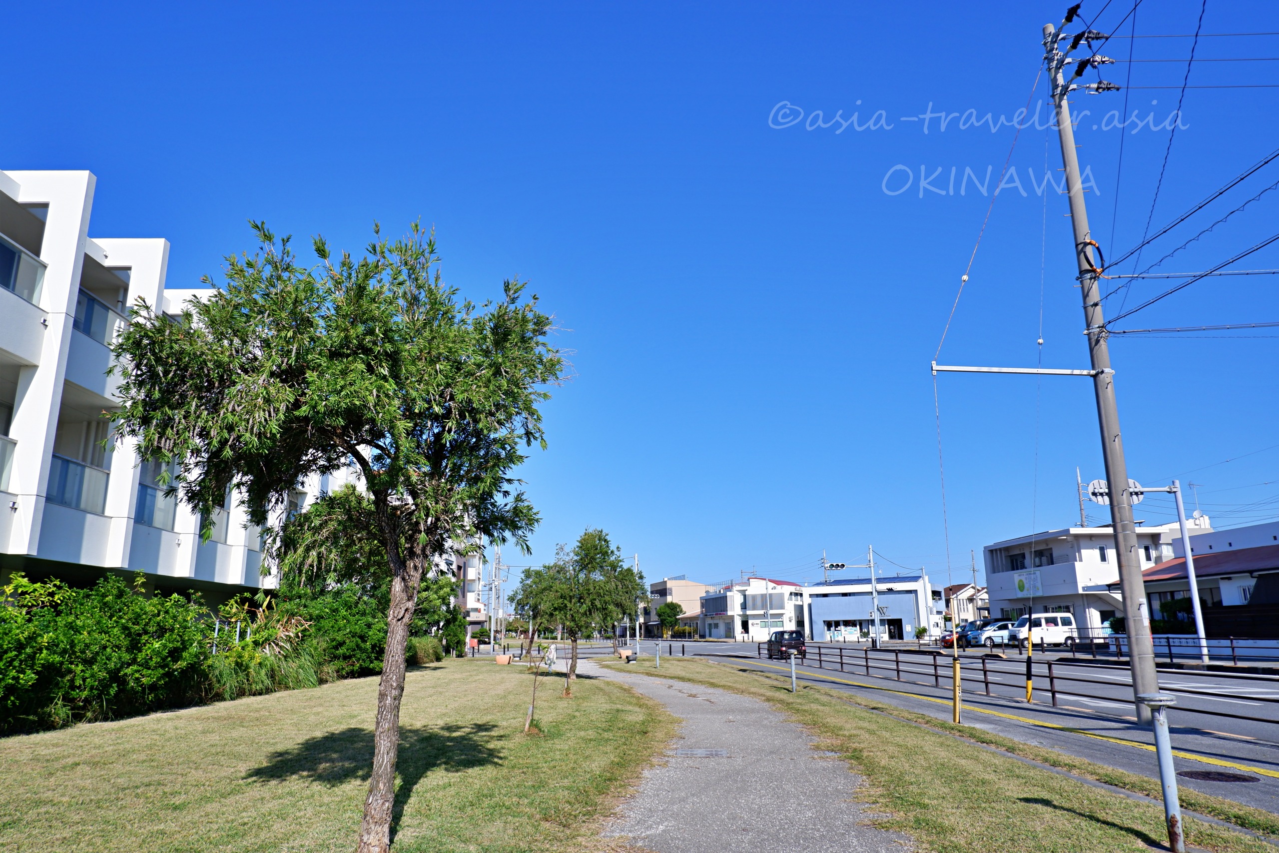 沖縄・豊崎エリアの青空と遊歩道が続く閑静な街並み
