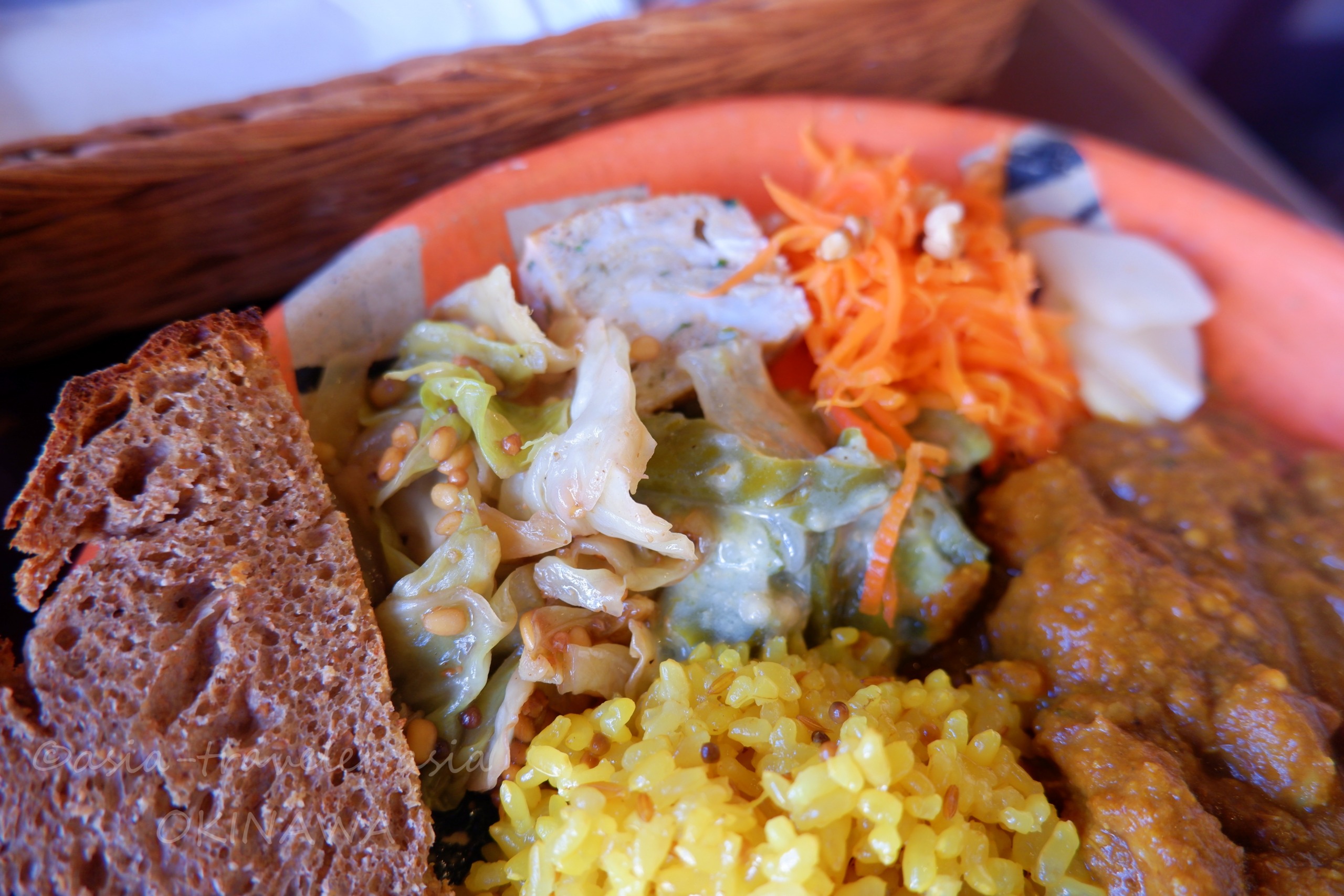 たそかれ珈琲の沖縄県産豚カレーとレモンライス・副菜プレート