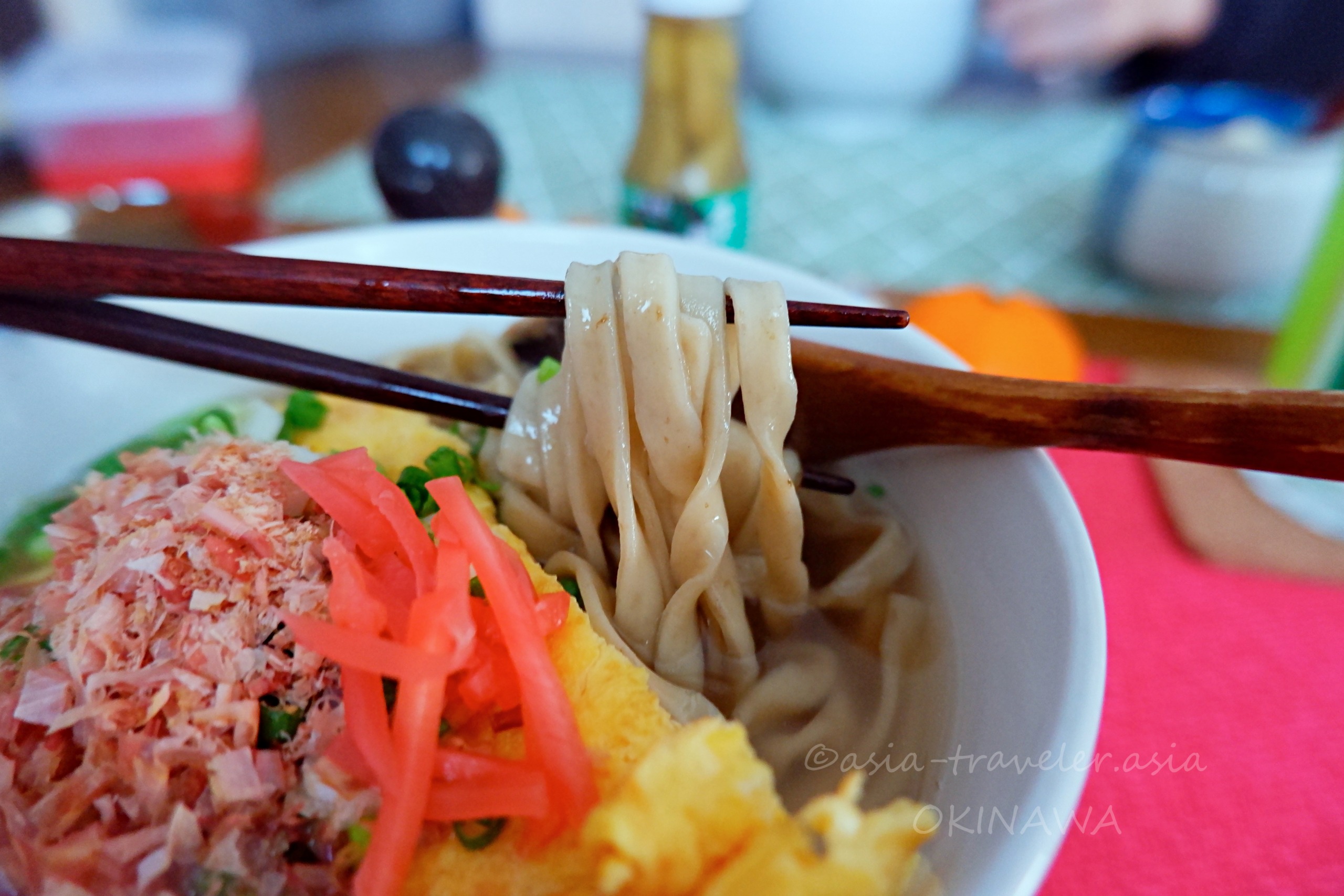 箸で持ち上げた西崎製麺所のもずく麺アップ