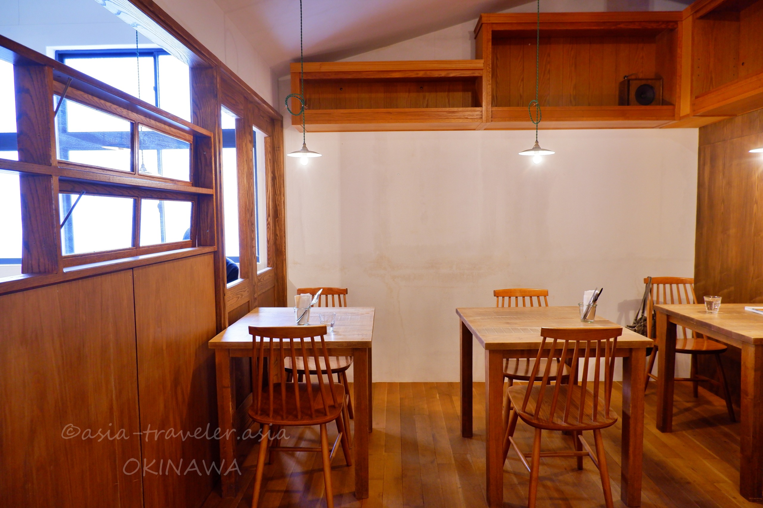 オハコルテベーカリー泉崎店の白熱灯が灯る温かみある木製インテリアの店内