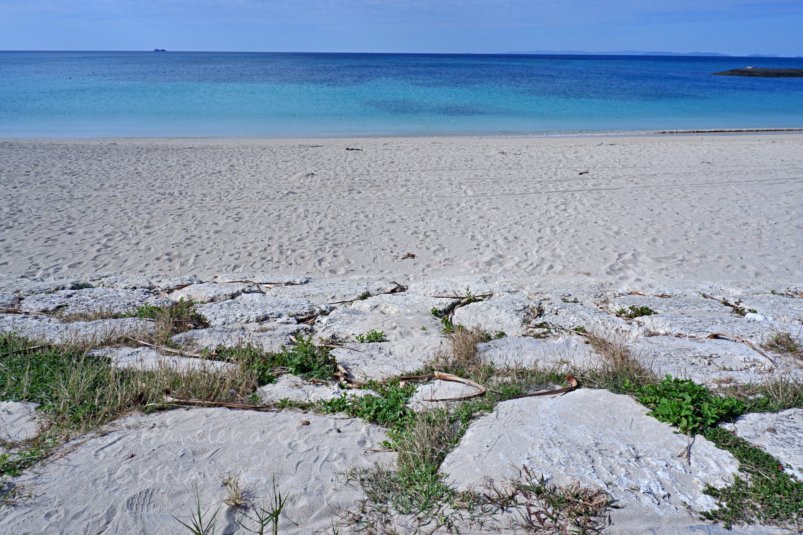 豊崎海浜公園の白砂ビーチとエメラルドグリーンの海