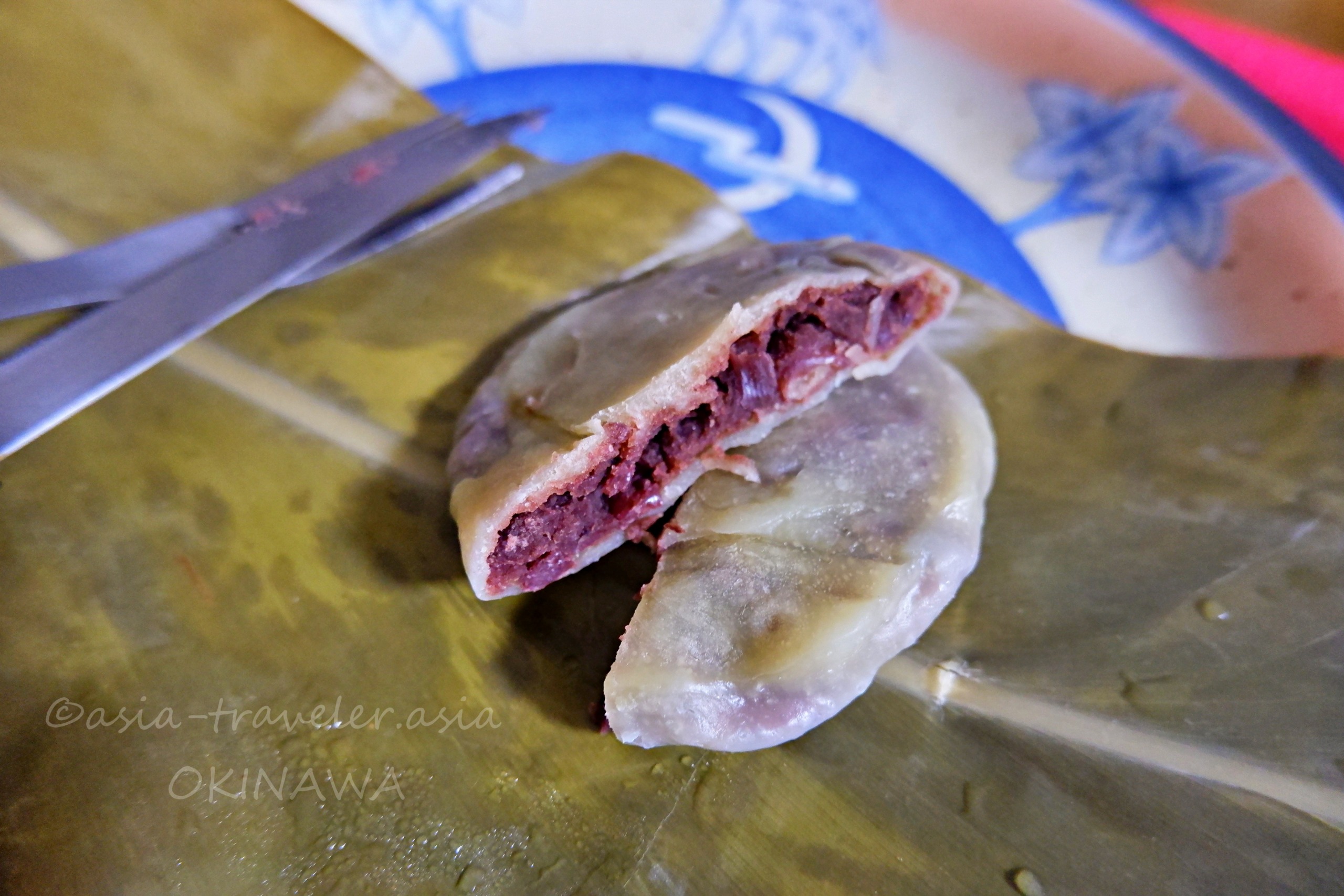 山城まんじゅうを半分に割った断面の紫芋餡