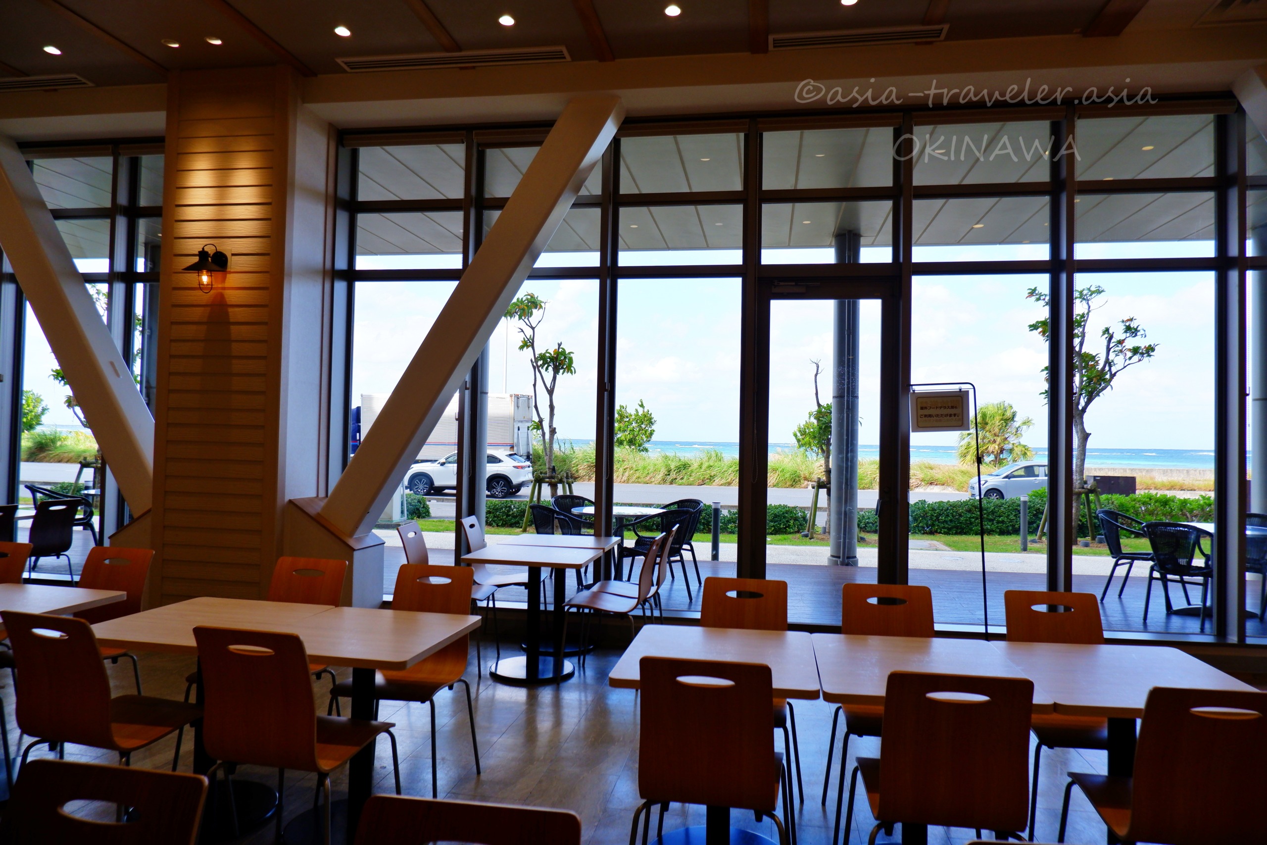 沖縄・浦添パルコシティのフードコート海側の席と窓からの海景色