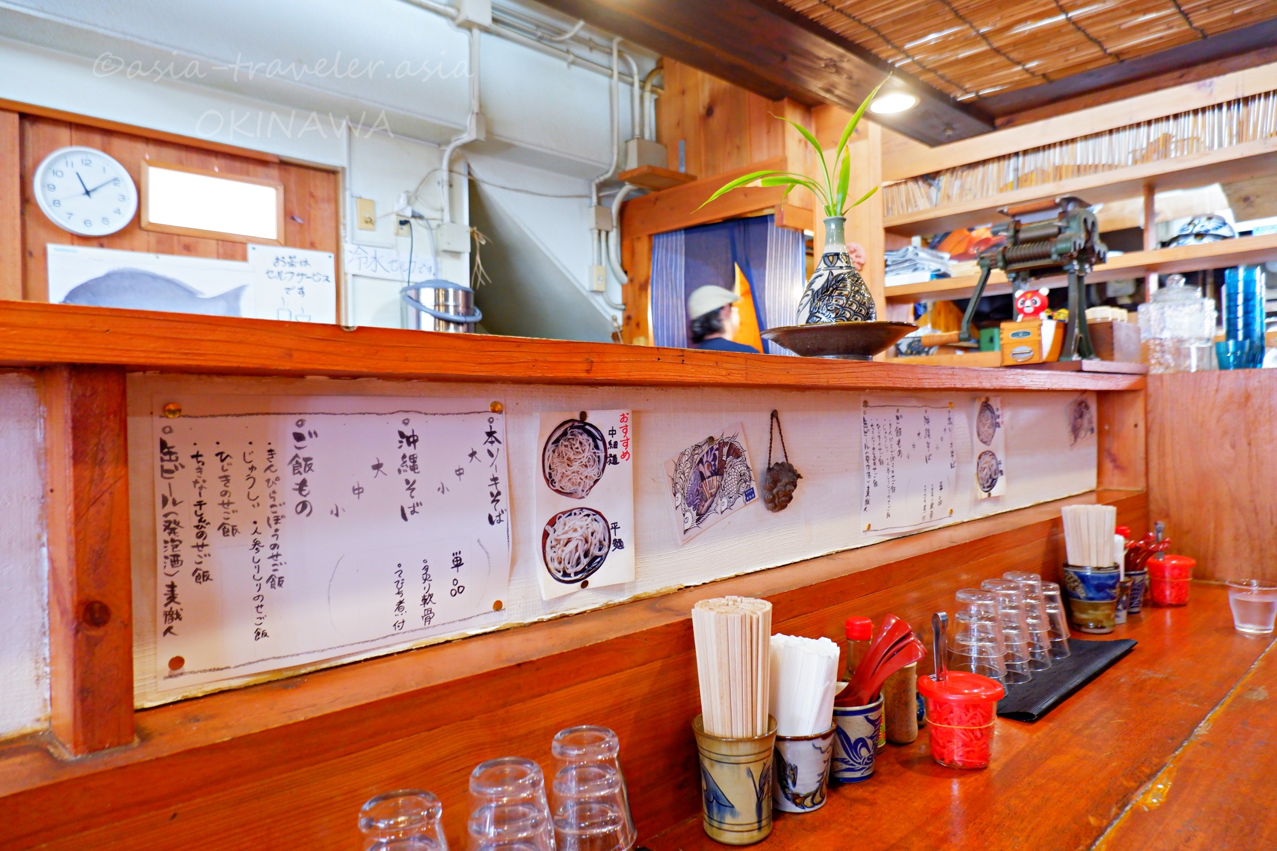 とらや店内カウンターと沖縄そばメニュー表