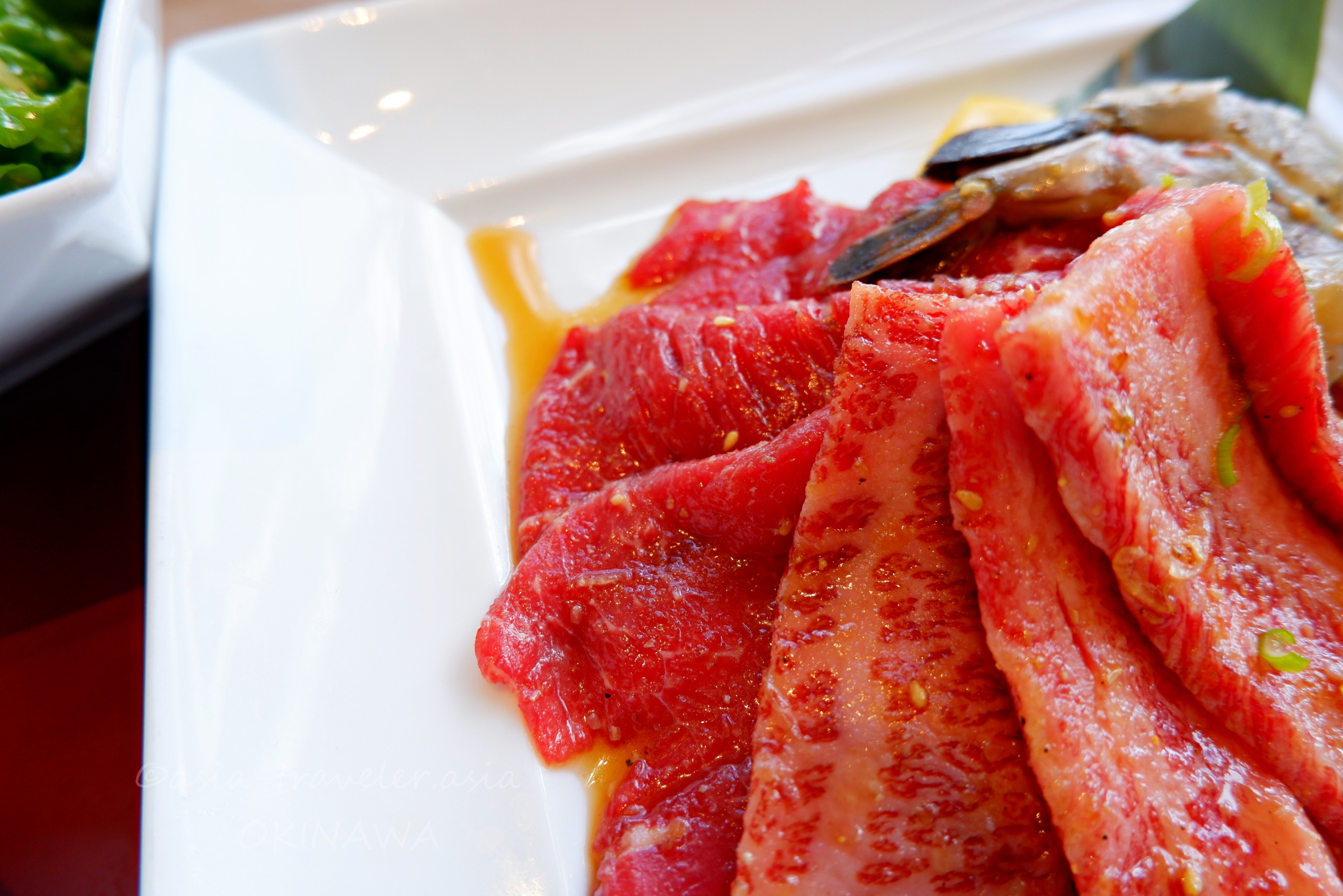 叙々苑のカルビと赤身ロースのタレ漬け生肉アップ