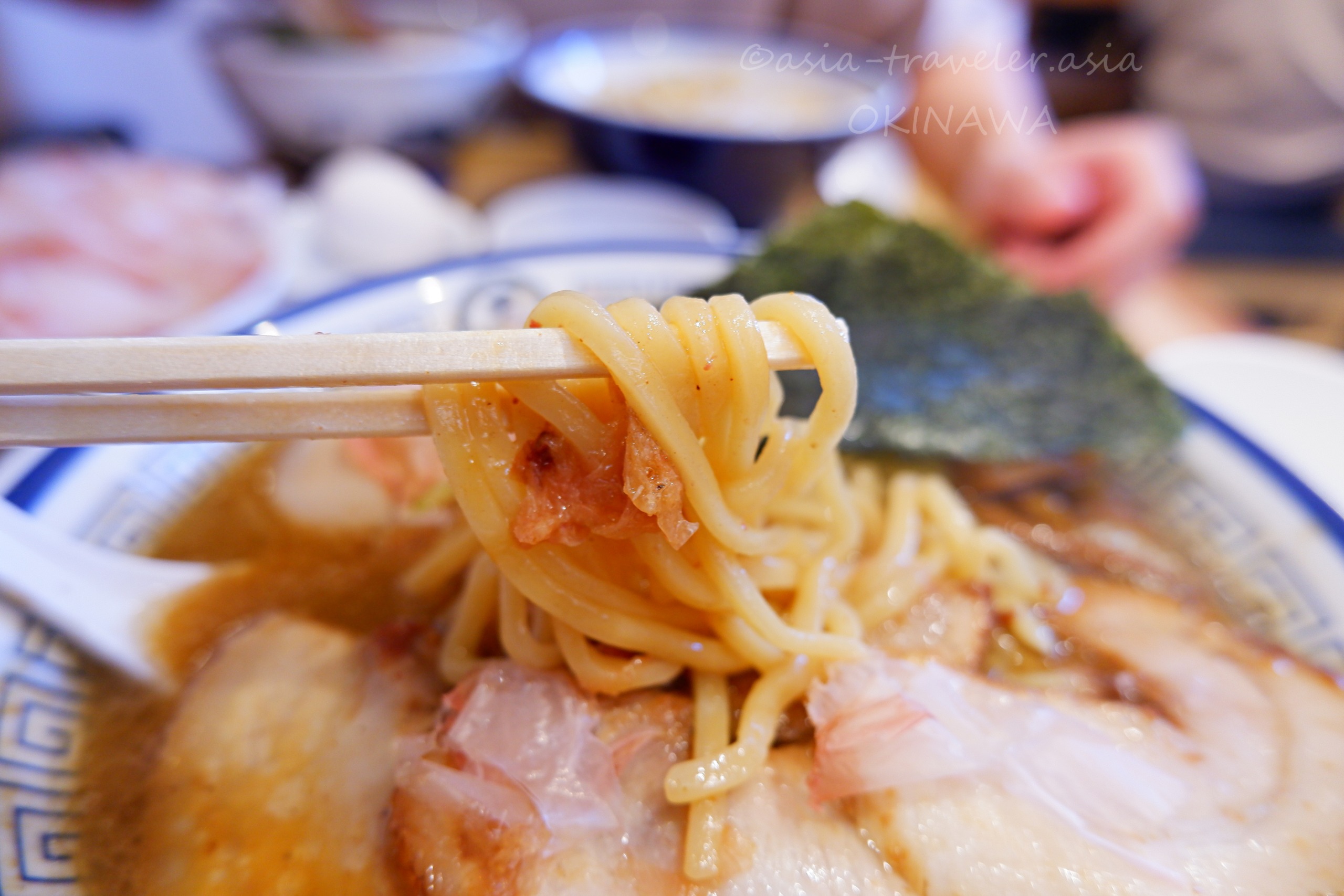 沖縄・玉の濃厚魚介らーめんをリフトアップしたモチモチ麺