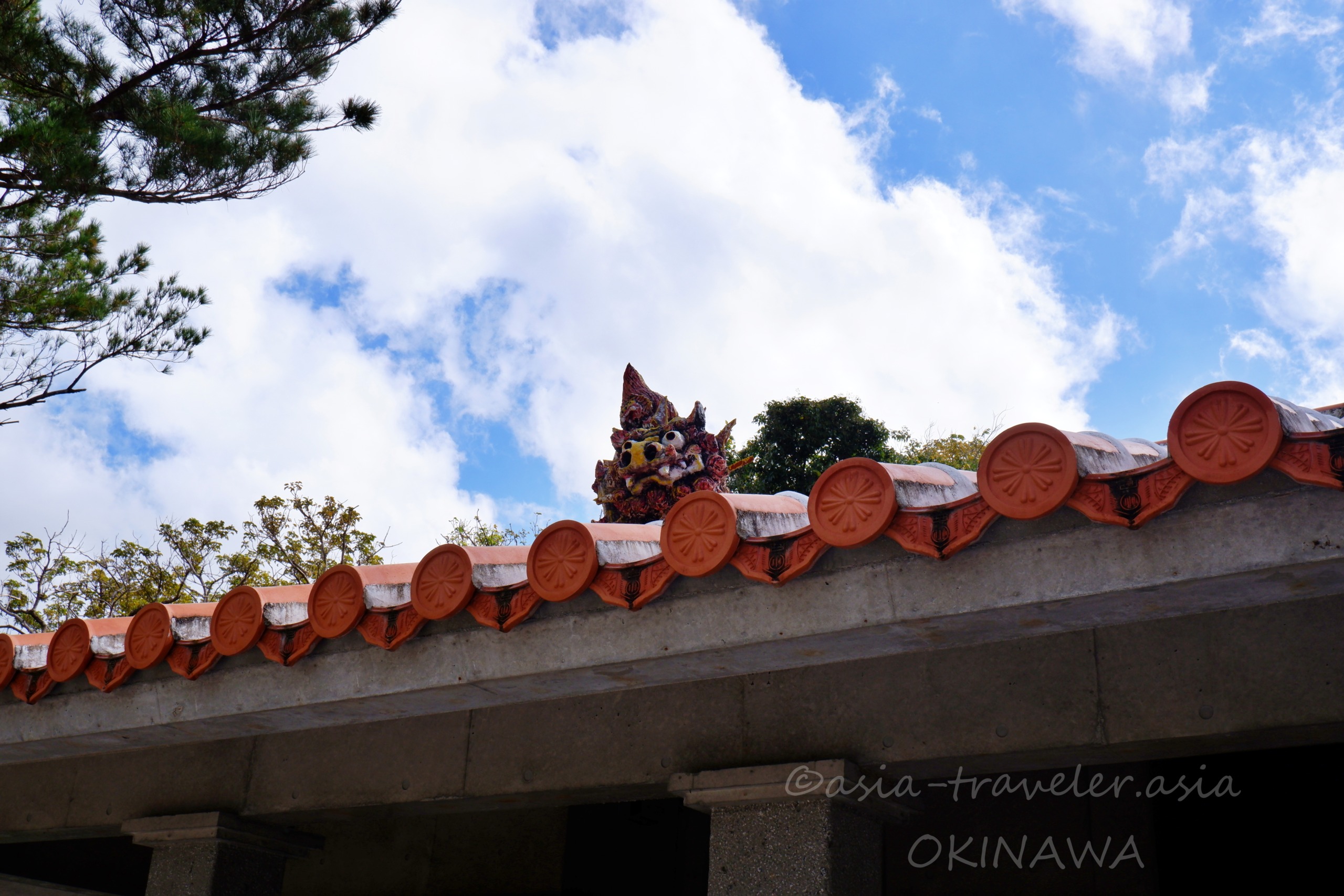 沖縄・首里の赤瓦屋根に鎮座するシーサー