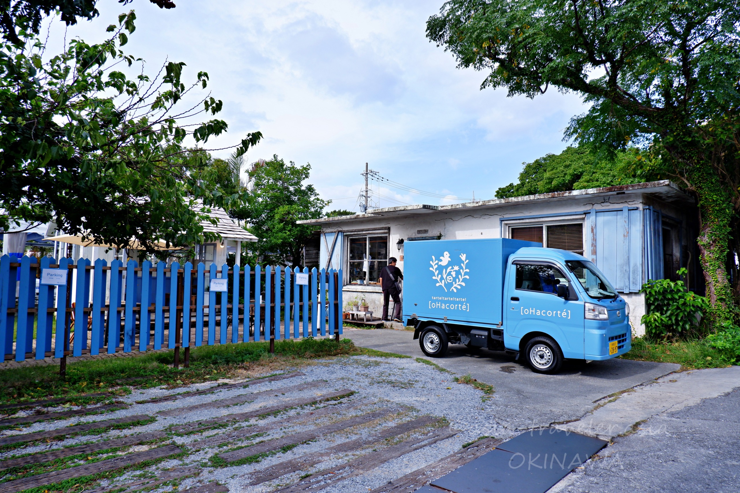 港川外人住宅街のoHacorté本店外観と青いデリバリーカー