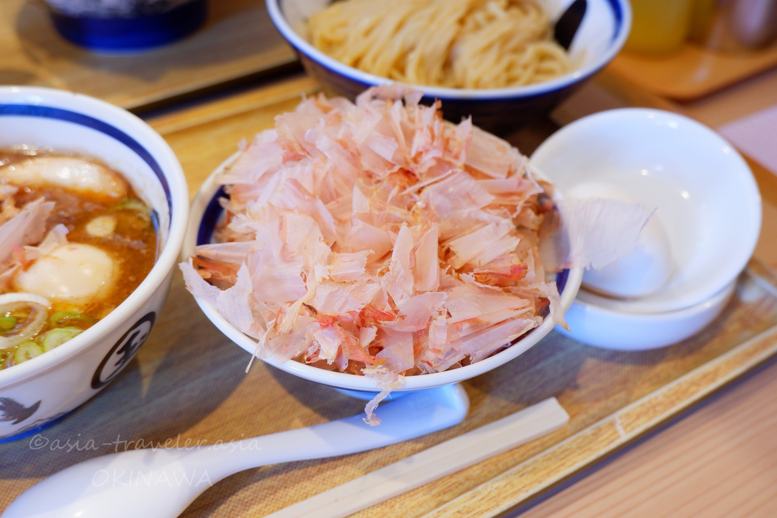 かつお節がたっぷり盛られた玉子ごはん