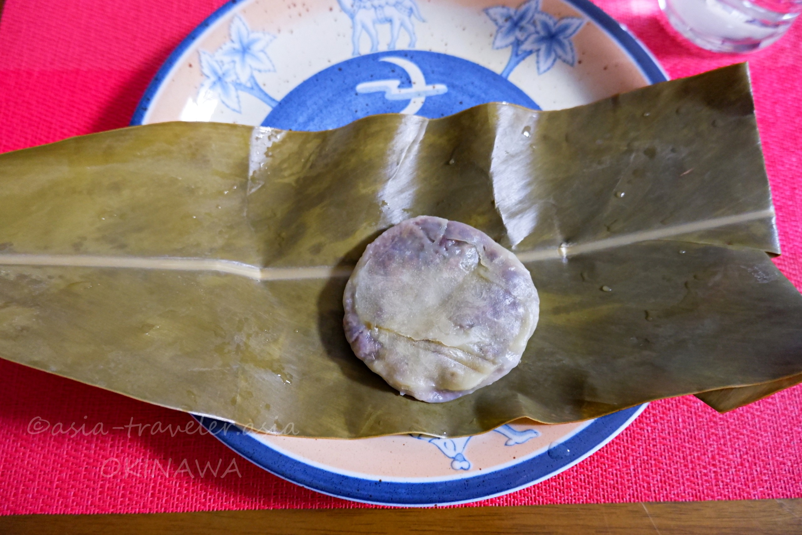 月桃の葉に包まれた山城まんじゅう