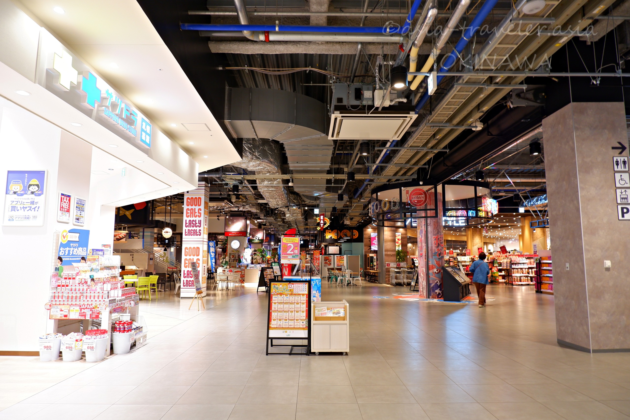 イーアス豊崎1階フードコートへ向かう通路の店舗風景