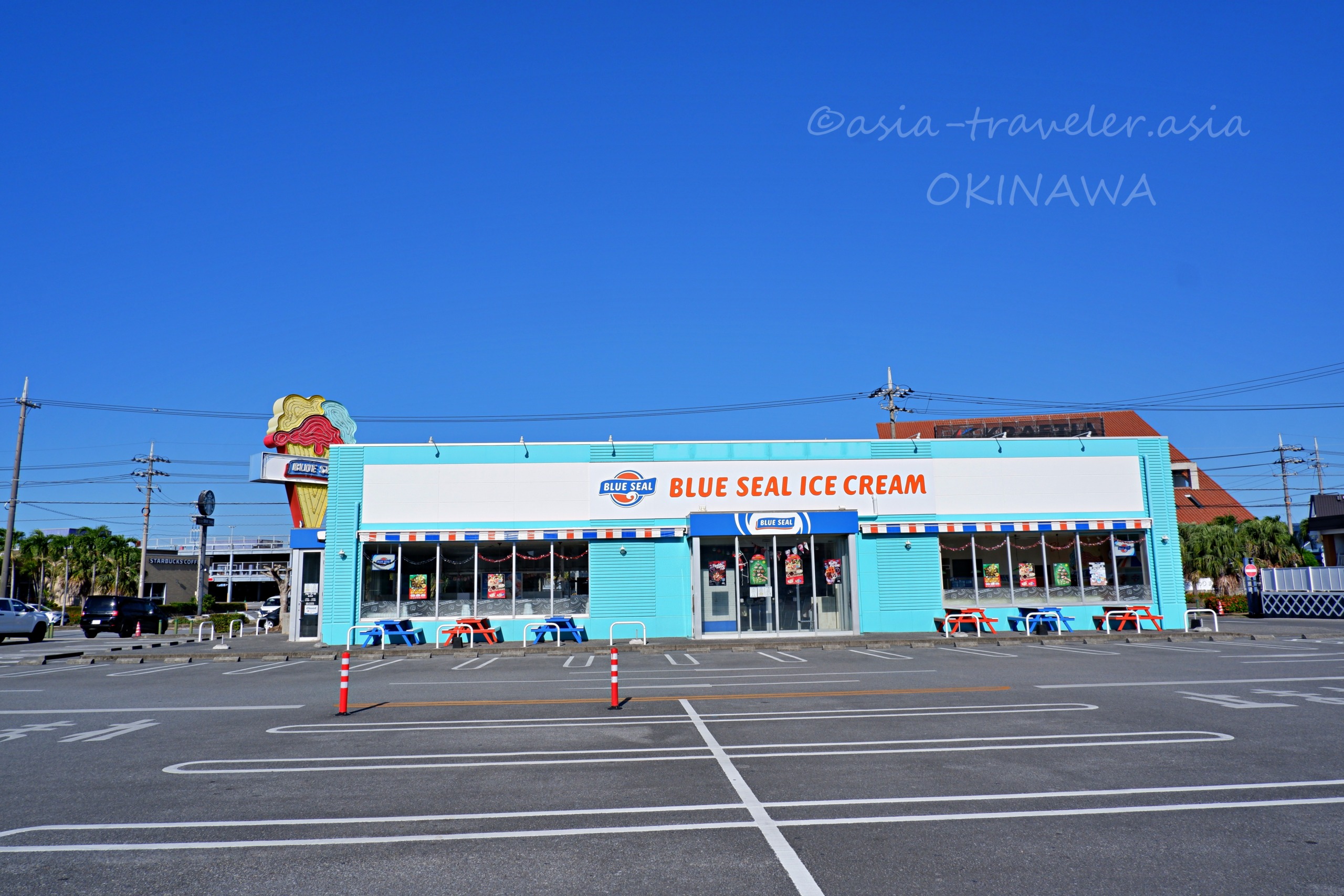 沖縄・ブルーシールアイスクリームの水色の店舗外観