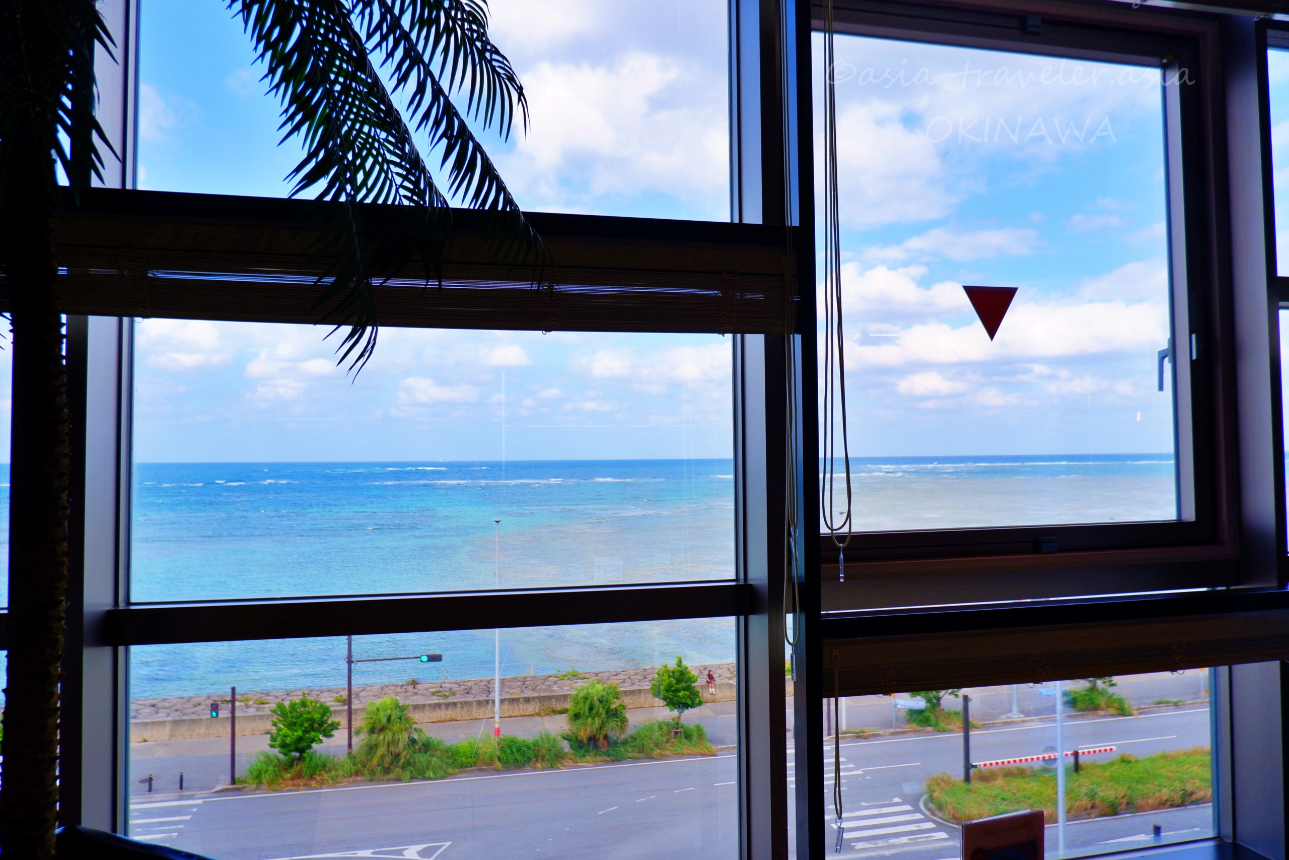 叙々苑浦添パルコシティ店の窓から望む沖縄の青い海