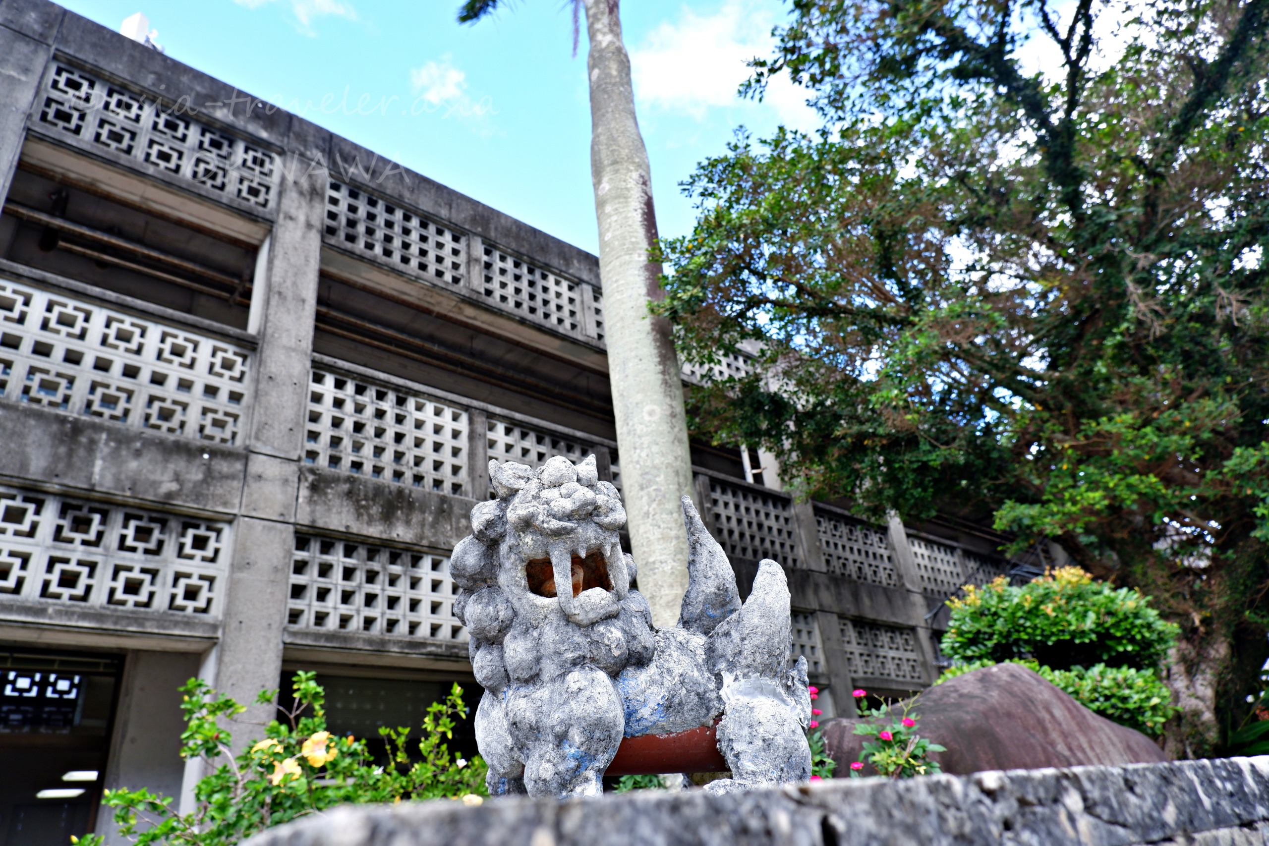 首里・沖縄芸術大学前に佇む石灰岩のシーサー像