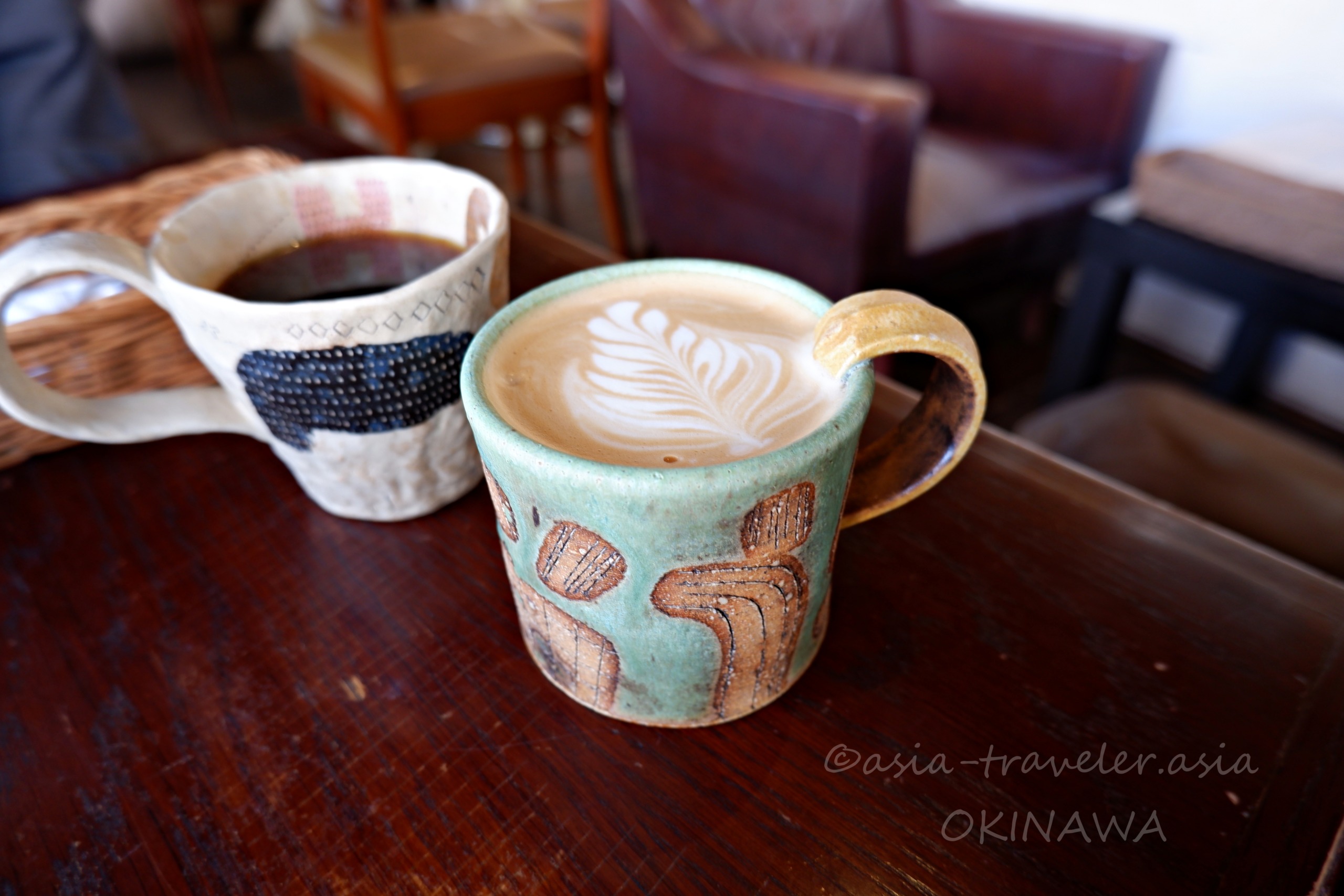 たそかれ珈琲の琉球陶器マグカップに注がれたラテアートとブラックコーヒー