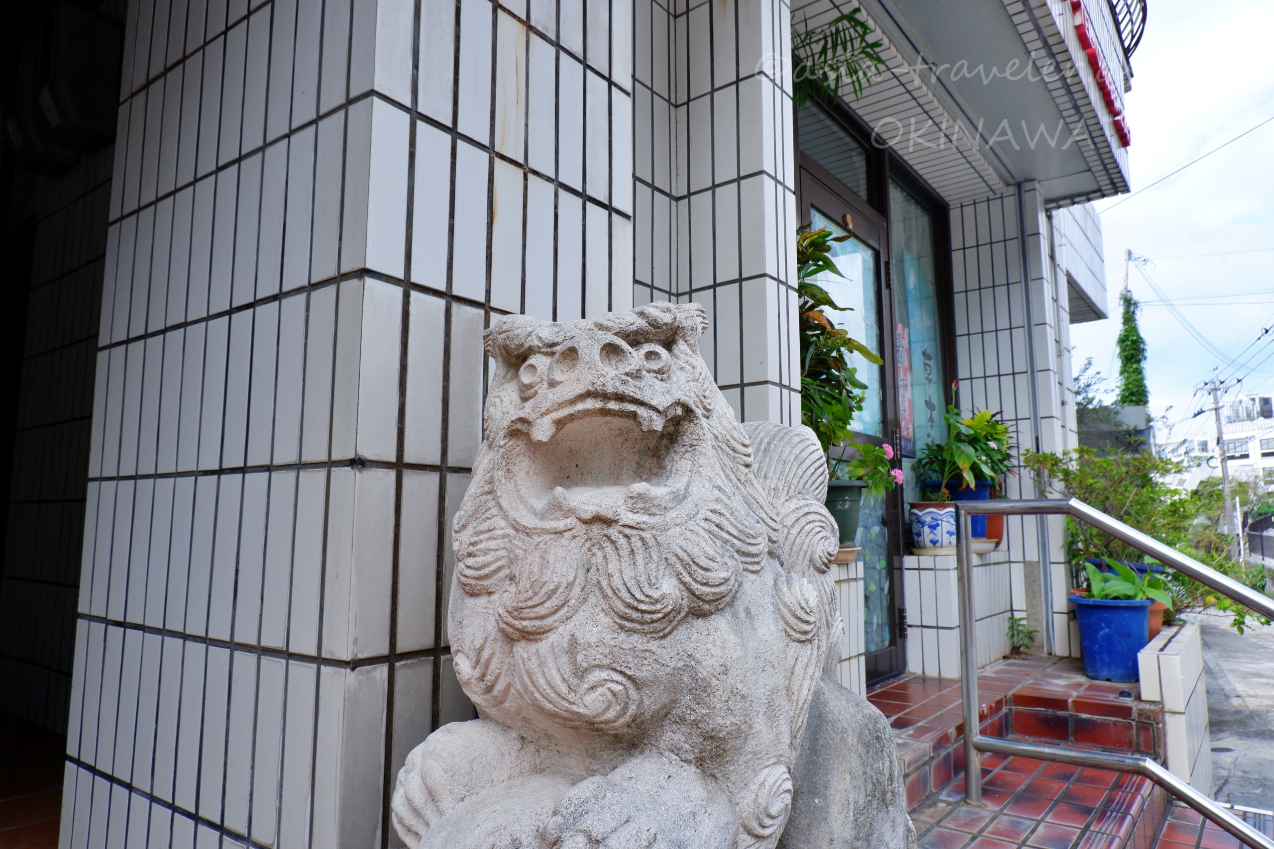 首里の建物入口に佇む石造りのシーサー
