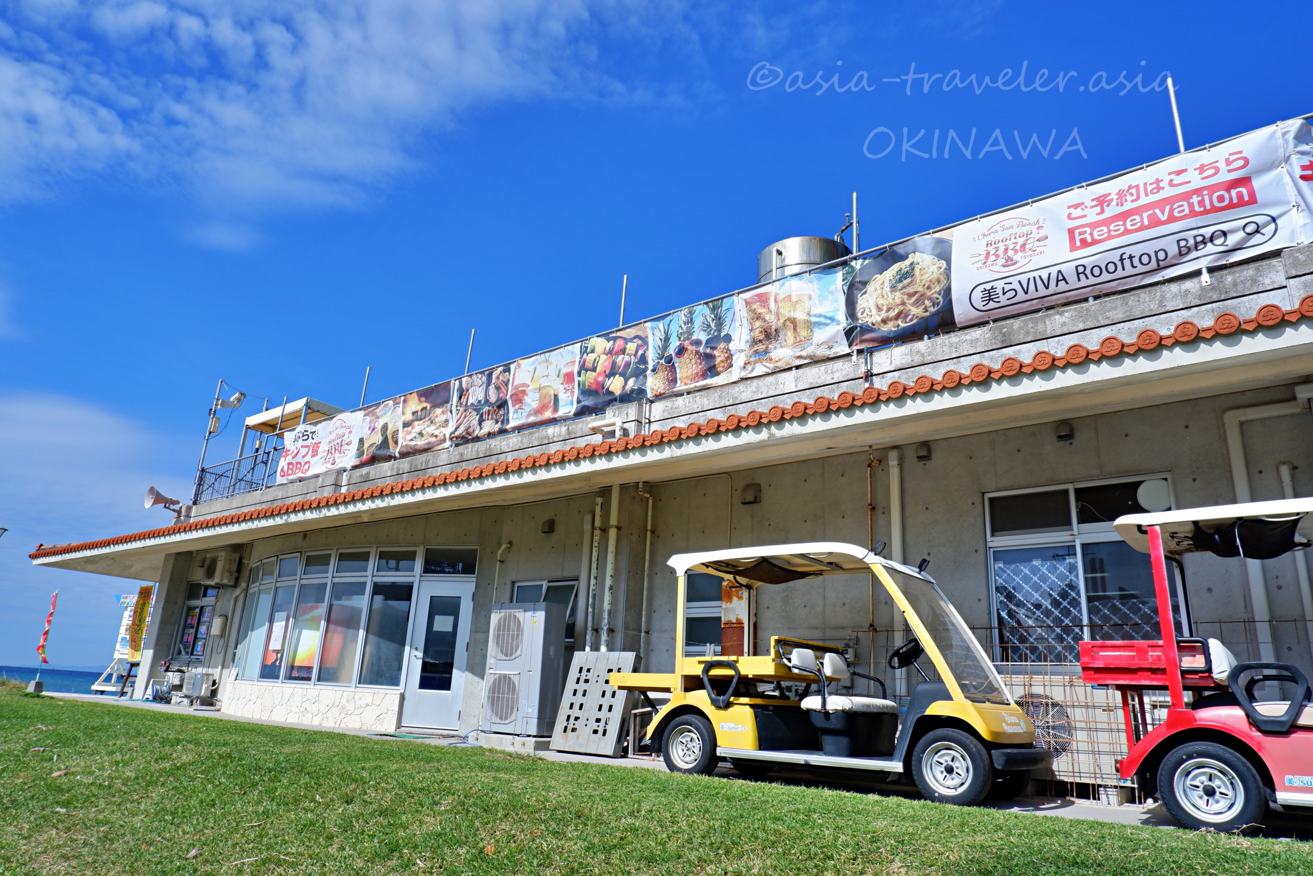 美らVIVA Rooftop BBQの看板が並ぶ豊見城の海辺施設外観